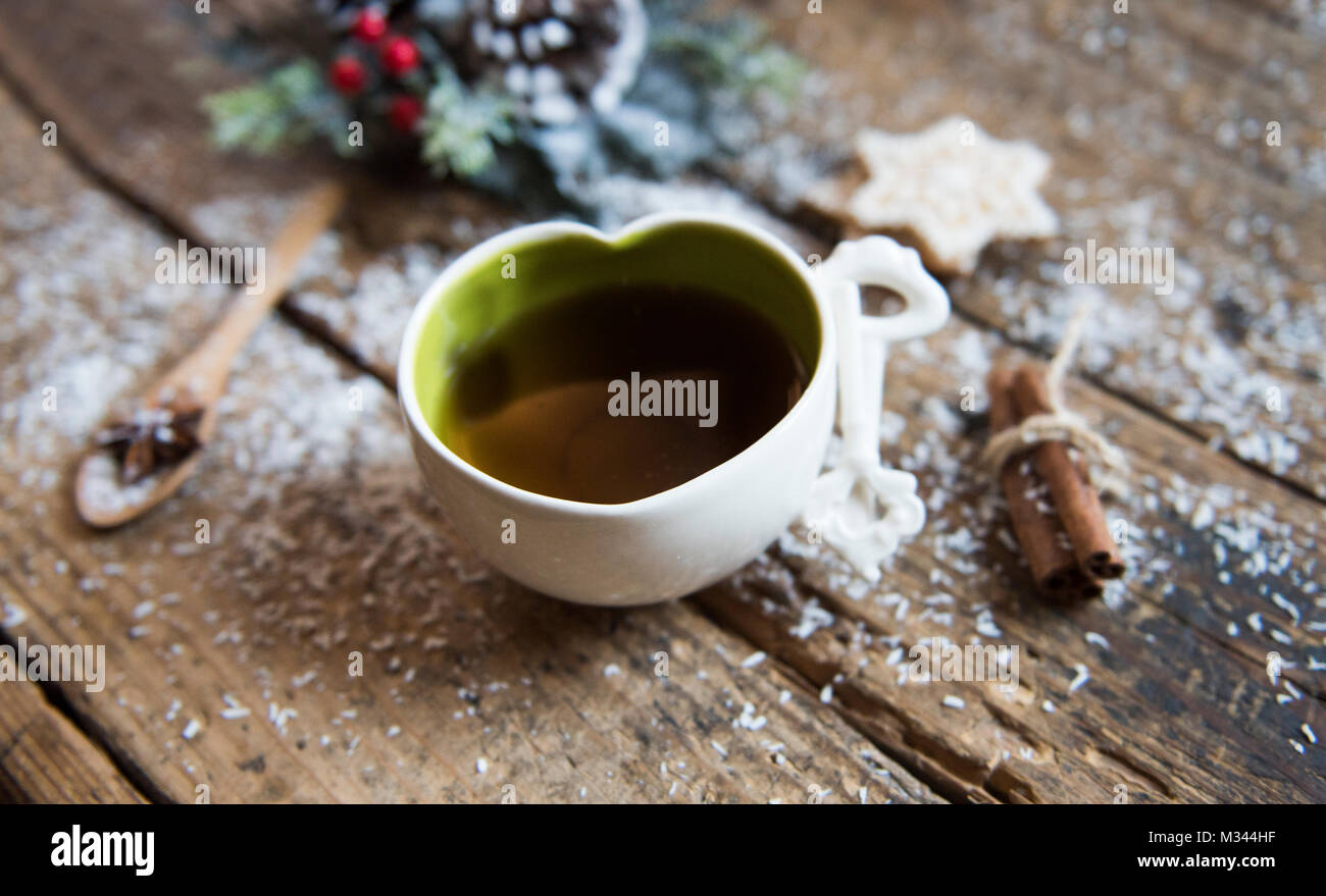 Une tasse de thé à la cannelle et les cookies Banque D'Images