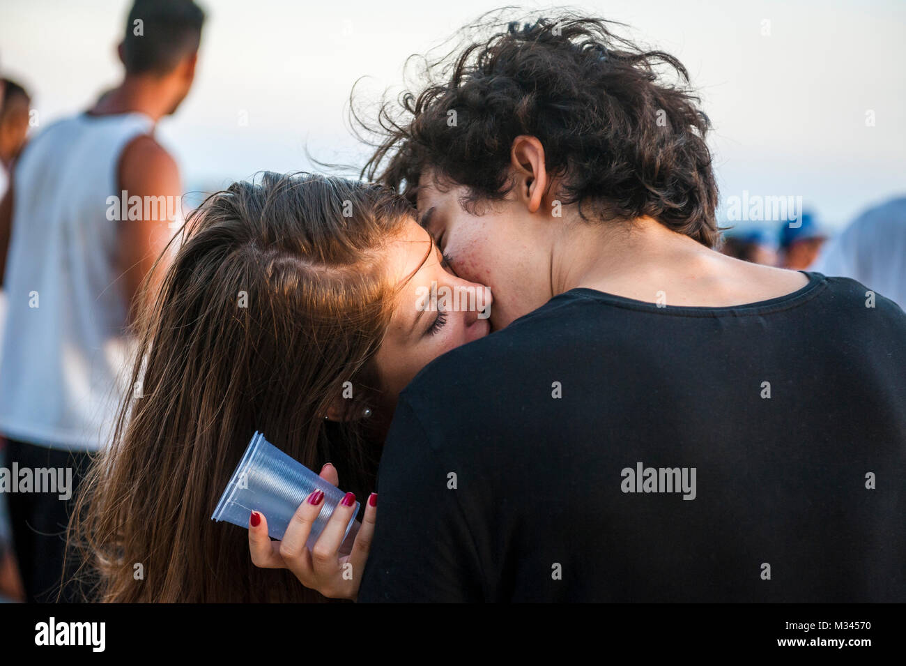 RIO DE JANEIRO, Brésil - circa 2017, février : Jeune couple embrasser au milieu de la rue au cours d'un carnaval bloco street party à Ipanema. Banque D'Images