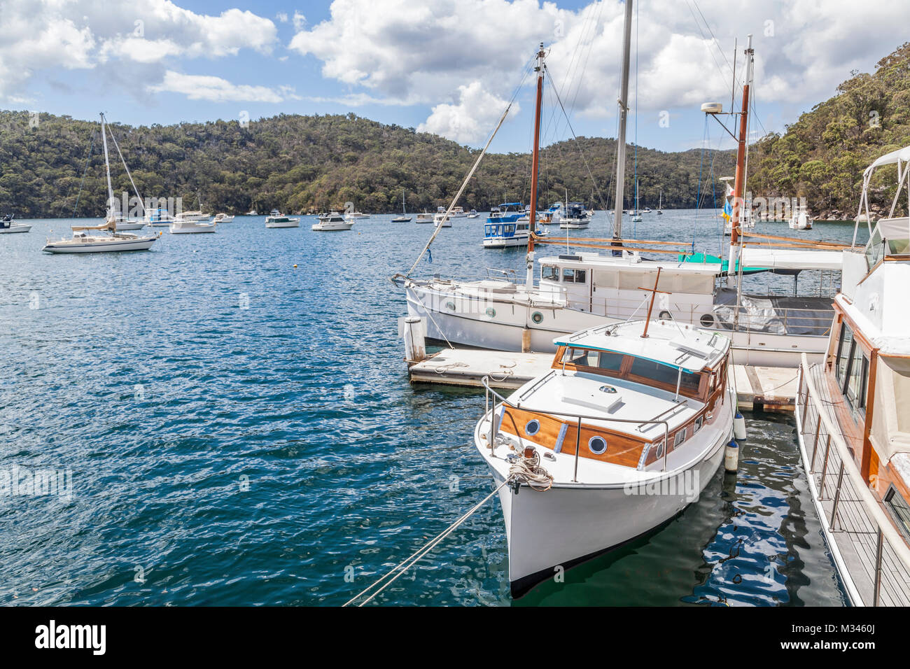 Bateaux amarrés dans une crique, New South Wales, Australie Banque D'Images