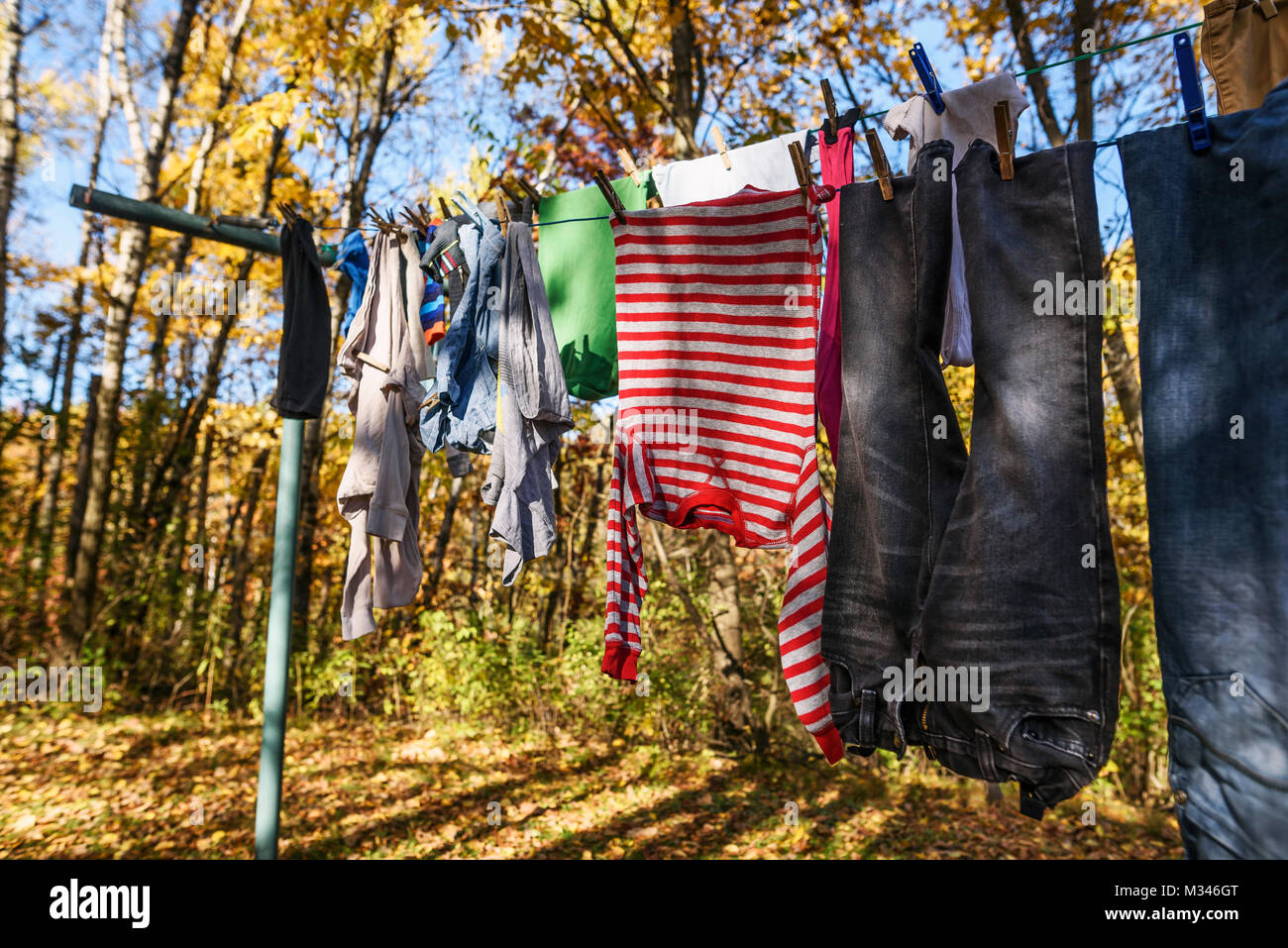 Le séchage des vêtements sur une ligne de lavage Banque D'Images