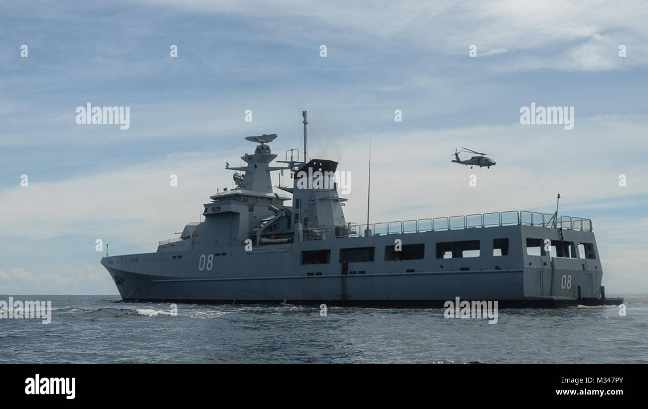 141113-N-TW634-793 Mer de Chine du Sud (nov. 13, 2014) Un hélicoptère MH-60R Seahawk, affecté à l'hélicoptère "seigneurs" de grève Maritime Squadron (HSM) 51 prend en charge d'une visite, un conseil, une perquisition et saisie d'entraînement à bord de la Marine royale du Brunéi Darussalam-classe patrouilleur hauturier KDB Darulaman (PV 08) au cours de la préparation et de la formation Coopération à flot (CARAT) Brunei 2014. Dans sa 20e année, CARAT est une série annuelle, exercice bilatéral avec la Marine américaine, Corps des Marines des États-Unis et les forces armées de neuf pays partenaires y compris le Bangladesh, Brunei, Cambodge, Indonésie, Malaisie, République Banque D'Images