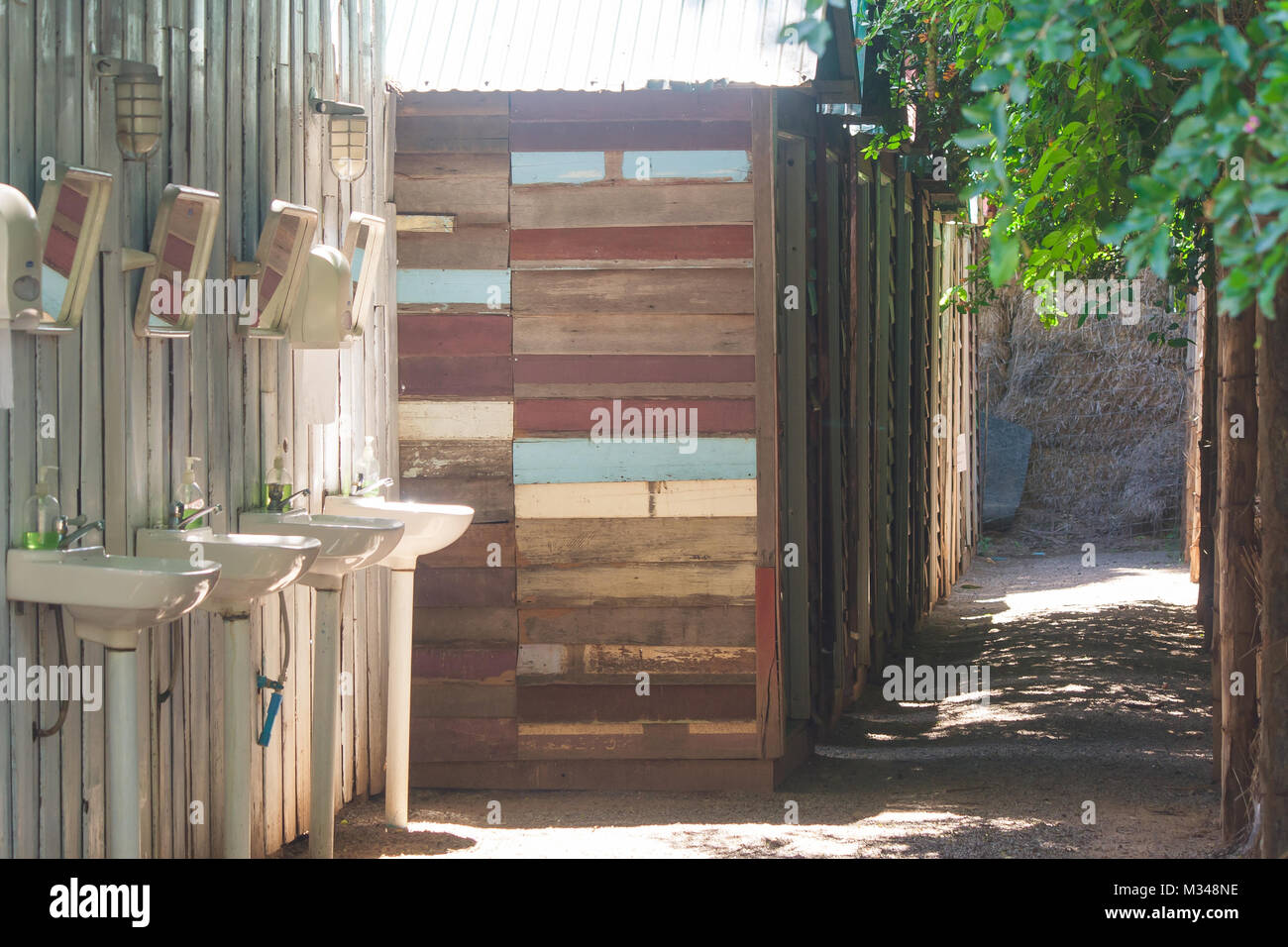 Belle vue sur la rangée de maison en bois à la campagne avec rangée de lavabo en céramique de Pentecôte en premier plan. Banque D'Images