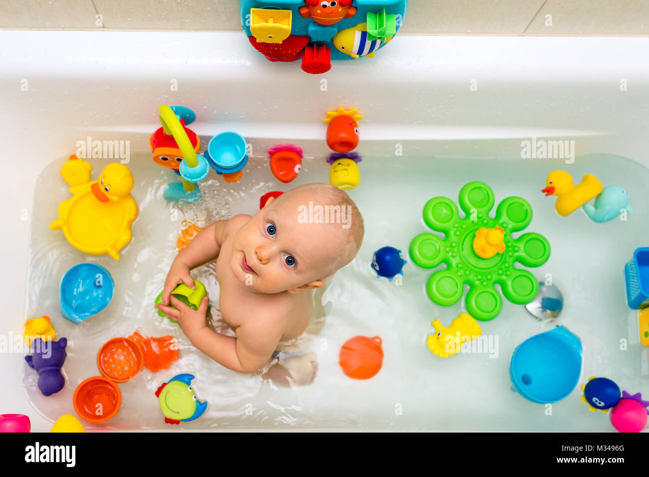 Bebe Garcon Prendre Un Bain Dans Une Baignoire De Jouer Avec Des Jouets Petit Enfant Souriant Dans La Salle De Bains A La Recherche A L Appareil Photo La Lecture S Amuser Et Washin Bebe Garcon Prendre Un Bain Dans Une Baignoire De Jouer Avec Des Jouets Petit Enfant Souriant Dans La Salle De Bains A La Recherche A L Appareil Photo La Lecture S Amuser Et Washin