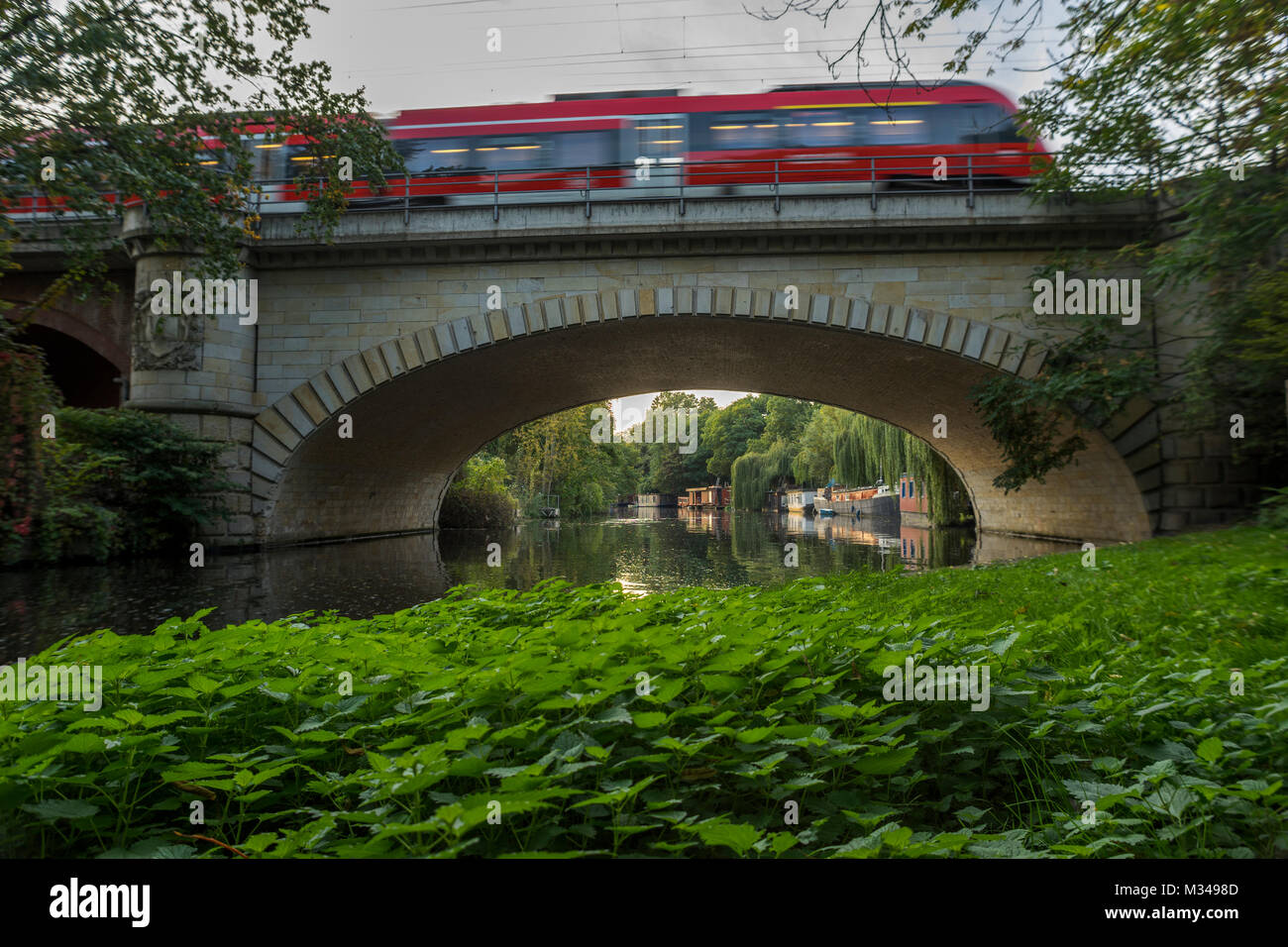 Un train de voyageurs s'exécute sur un pont dans le Tiergarten, Berlin 2017. Banque D'Images
