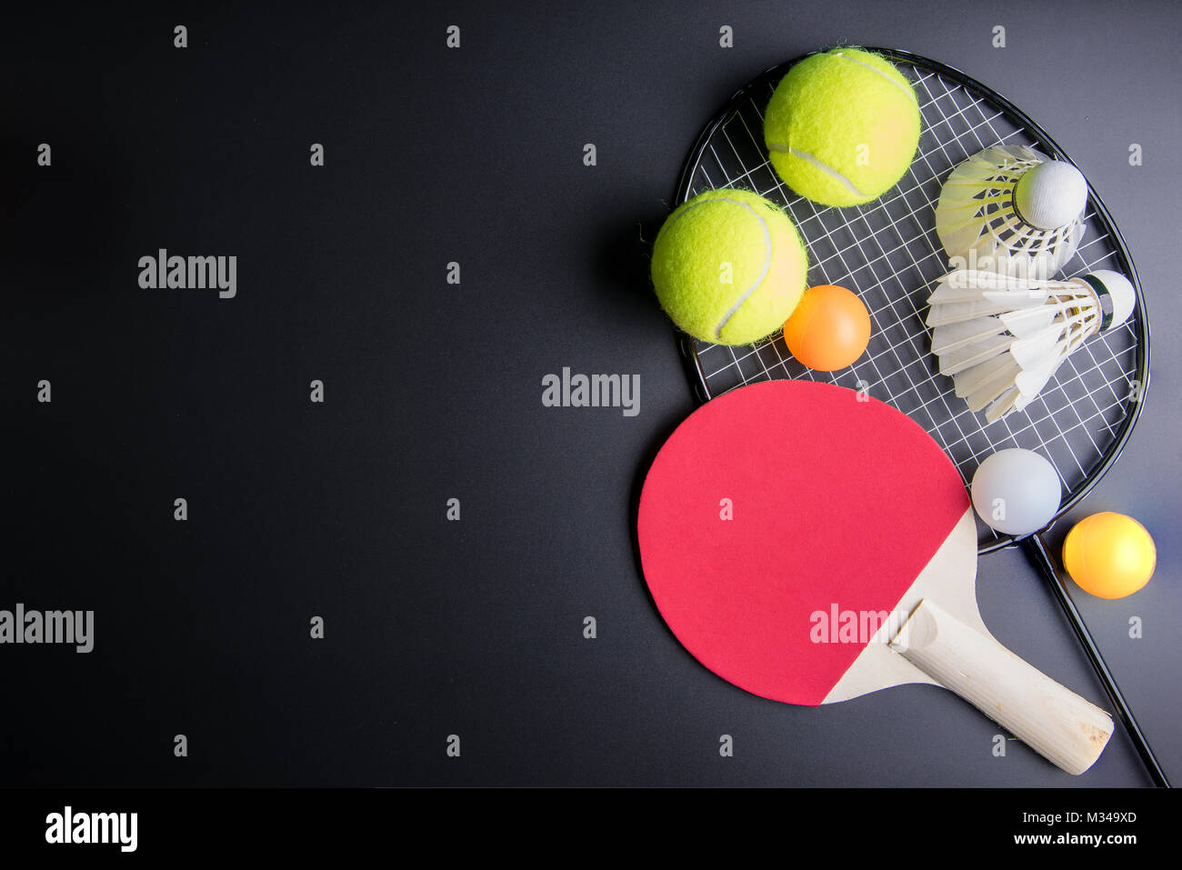 Tennis de table raquette, balle de ping-pong, Volants de badminton,  raquette et balle de tennis sur fond noir.Sport Concept, Copie espace libre  pour votre texte Photo Stock - Alamy