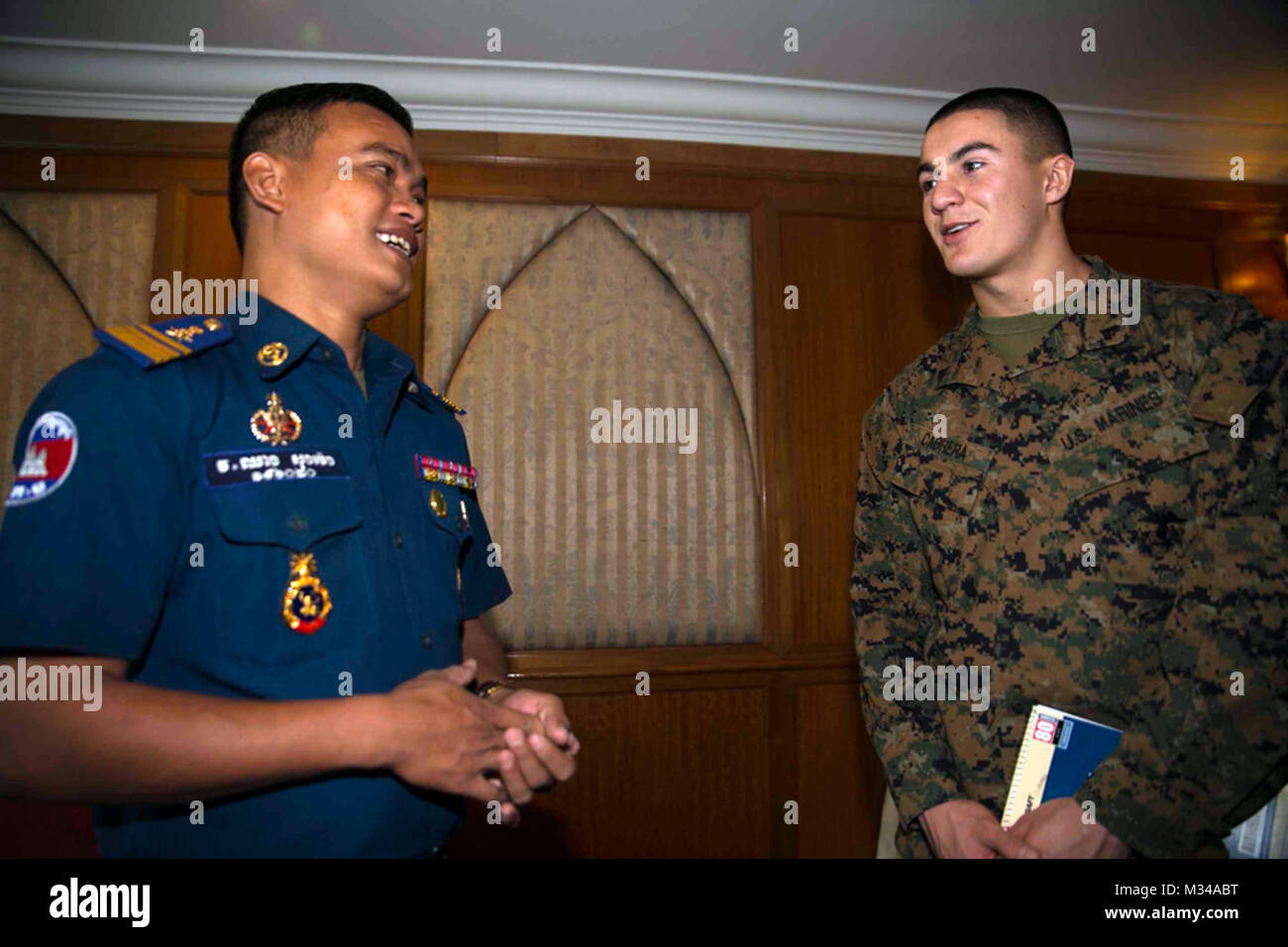 Le Major de la Gendarmerie royale du Cambodge Chheang Songmeng, gauche, discute des objectifs de formation à venir avec le Cpl des Marines des États-Unis. Jonathan Cabrera le 12 janvier au cours d'une réunion avant l'ouverture du Royal Preah Khan. Royal Preah Khan est une simulation de l'aide humanitaire et secours en cas de catastrophe exercice portait sur le renforcement des capacités de réponse grâce à la formation du personnel, la planification d'action de crise, un exercice de poste de commandement et de renforcer les Forces armées royales du Cambodge et la coopération maritime. Cabrera, de Milwaukee, Wisconsin, est la non-officier commissaire de commandement et de contrôle au cours de Royal Preah Khan. Songmeng, de Kanda Banque D'Images