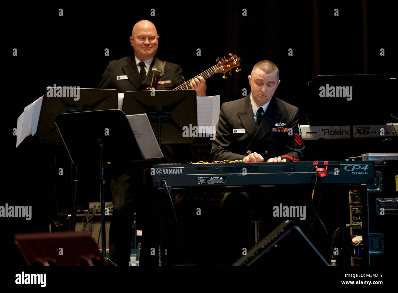 HENDERSON, N.C. (Fév. 20, 2015) Maître Chef Randy Mattson, gauche, de Marshall, Minnesota, et musicien 1ère classe (SW) Justin Cody, de Sauk City, Wisconsin, effectuer au cours d'un point de la mer bande marine performance à l'Vance-Granville Community College Centre Civique de Henderson, N.C. La U.S. Navy Band chalumeaux mer chorus est sur un 19-tour de ville du sud-est des États-Unis (U.S. Photo par marine Chef Adam Grimm/libérés) 150220-N-LC494-087 par United States Navy Band Banque D'Images