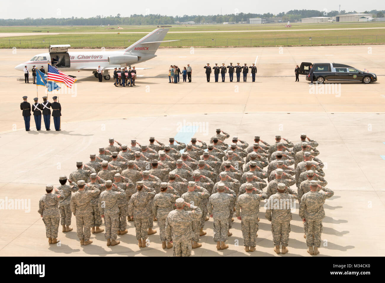 La Garde nationale de la Louisiane rend hommage au cours de la transmission de la dignité de l'Adjudant-chef Guardsman tombé 4 George Wayne Griffin Jr., 37 ans, à l'aviation de l'Armée de terre et de soutien # 1 de Hammond, Louisiane, le 21 mars 2015. Griffin, de Delhi, est mort lors d'un accident qui a causé la formation d'un Black Hawk UH-60M à s'écraser sur le son de Santa Rosa, en Floride. (U.S. Air National Guard photo par le Sgt. Toby Valadie la garde nationale de la Louisiane, le Bureau des affaires publiques/libérés) tombé La. Guardsman CW4 George Wayne Griffin accueillis par la Garde nationale de la Louisiane Banque D'Images