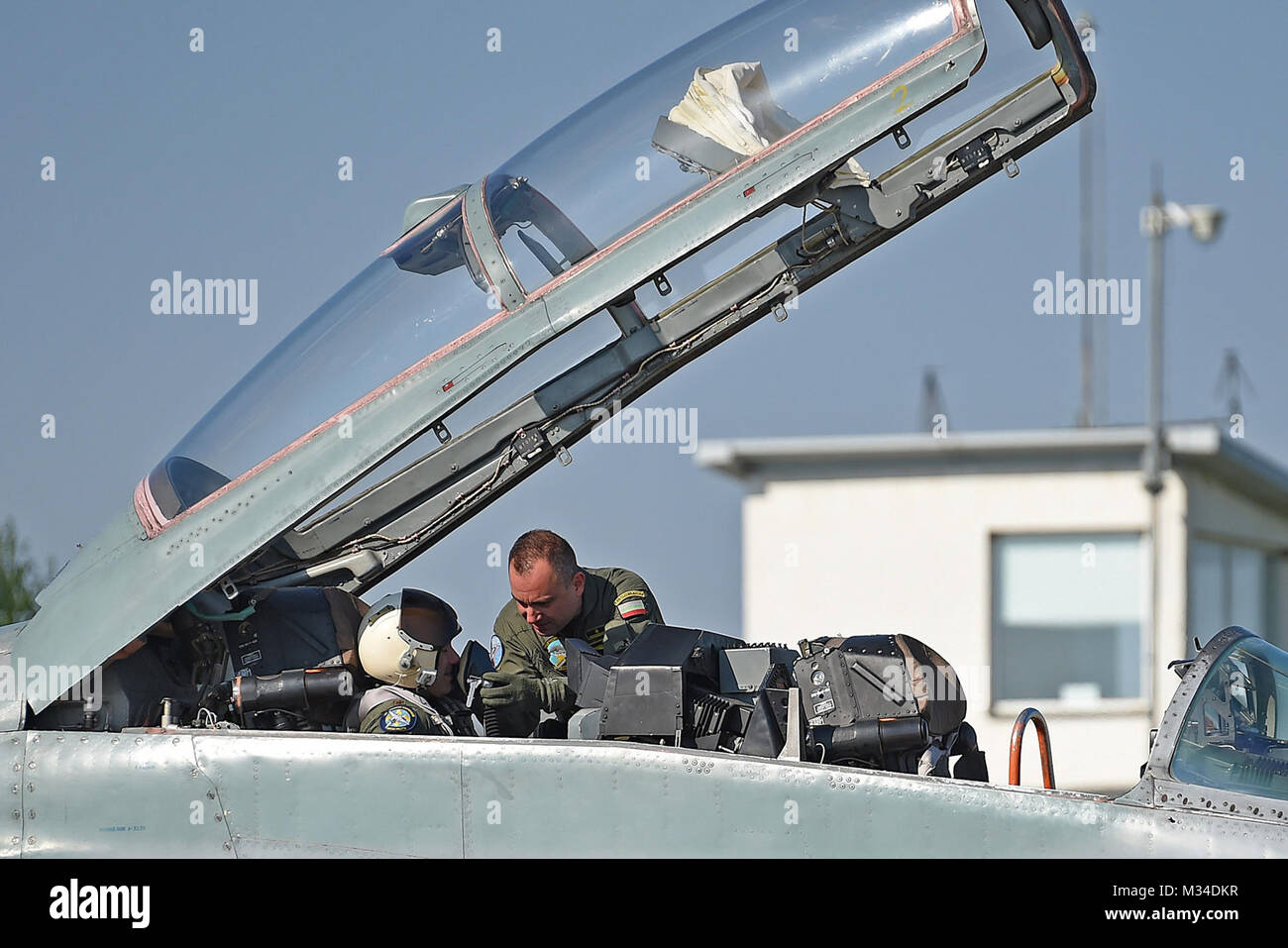 Un pilote de MiG-29 aide une Louisiane Air National Guard pilote F-15 Eagle fixer son masque à oxygène avant un vol de familiarisation dans un MiG-29 lors d'une mission de formation à Graf Ignatievo Air Base, près de Plovdiv, Bulgarie, le 20 avril 2015. 2015 Eagle Thrace est un exercice bilatéral afin d'améliorer l'interopérabilité avec la Bulgarie et de maintenir l'état de préparation conjointe avec alliés de l'OTAN. (U.S. Air National Guard photo par le Sgt. M. Toby Valadie, 159e Public Affairs Office/libérés) 150420-Z-VU La Garde nationale de la Louisiane par198-048 Banque D'Images