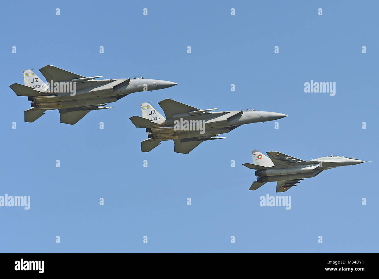 Deux U.S. Air Force F-15 Eagle de la 159e Escadre de chasse de la Garde nationale de la Louisiane, voler en formation avec un MiG-29 de retour d'une mission de formation de Graf Ignatievo Air Base, près de Plovdiv, Bulgarie, le 23 avril 2015. La mission conjointe est conçu pour démontrer l'engagement commun et une coopération étroite avec la Bulgarie et tous les membres de l'OTAN sur la lutte contre une gamme de menaces mondiales et régionales. (U.S. Air National Guard photo par le Sgt. M. Toby Valadie, 159e Public Affairs Office/libérés) 150423-Z-VU La Garde nationale de la Louisiane par198-048 Banque D'Images