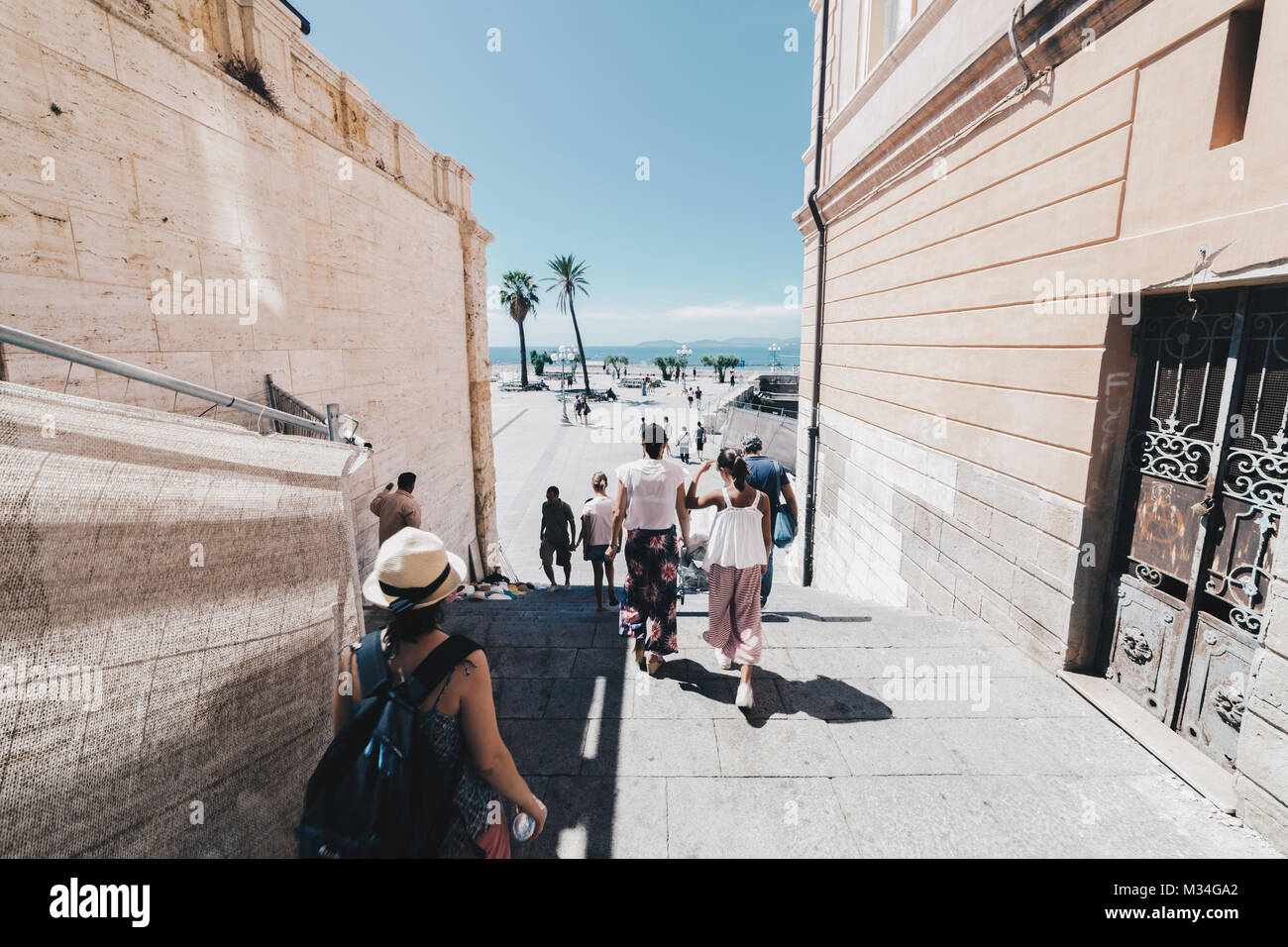 Les touristes à pied dans la capitale de la Sardaigne Banque D'Images