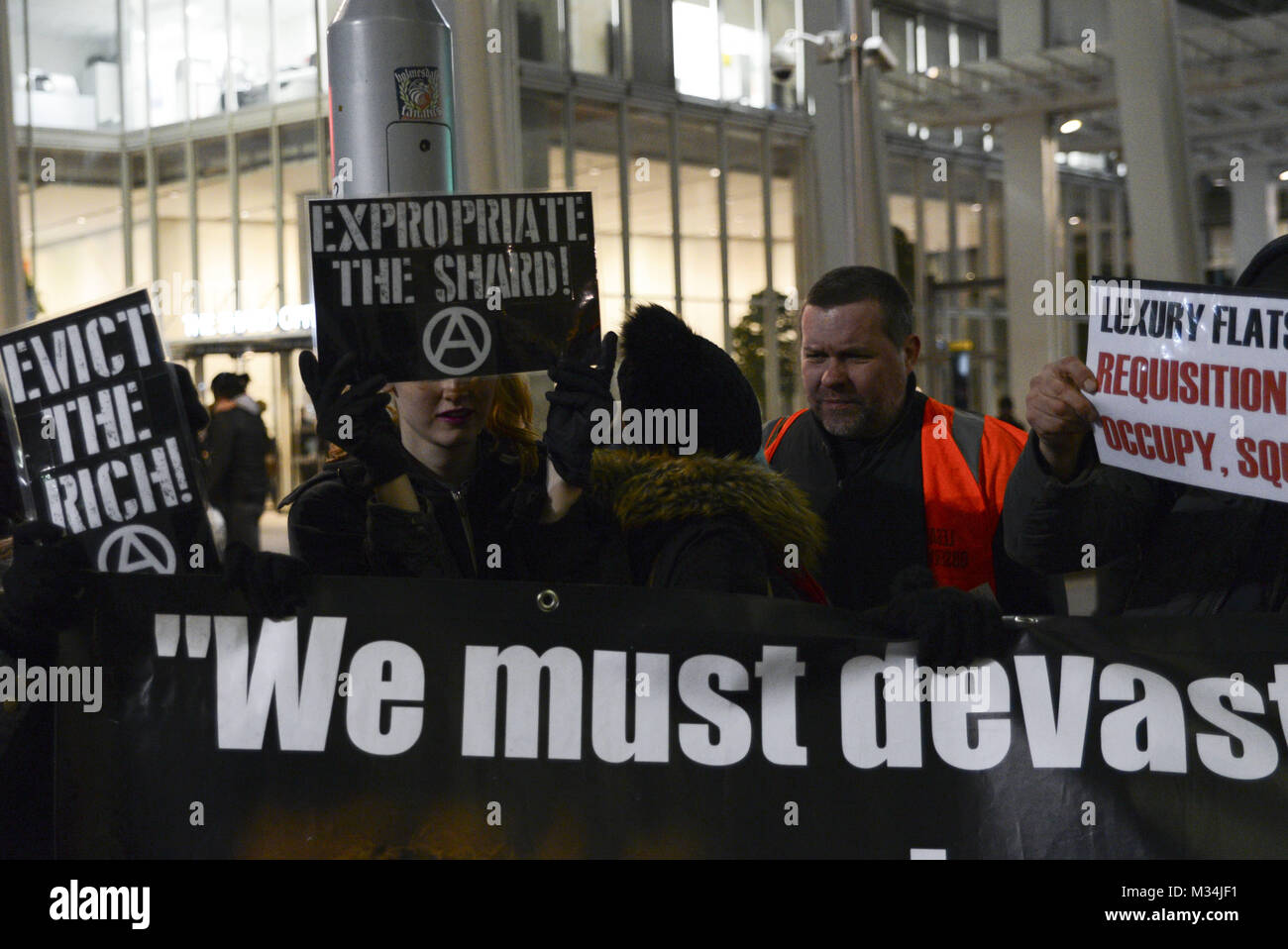 Londres, Royaume-Uni. Feb 8, 2018. Vu les manifestants tenant une grande banderole et plusieurs plaques au cours de la guerre de classe.démonstration de protestation devant les militants du Shard que 10 appartements de luxe de plusieurs millions de livres sont actuellement vides. Credit : Emanuele Giovagnoli/SOPA/ZUMA/Alamy Fil Live News Banque D'Images