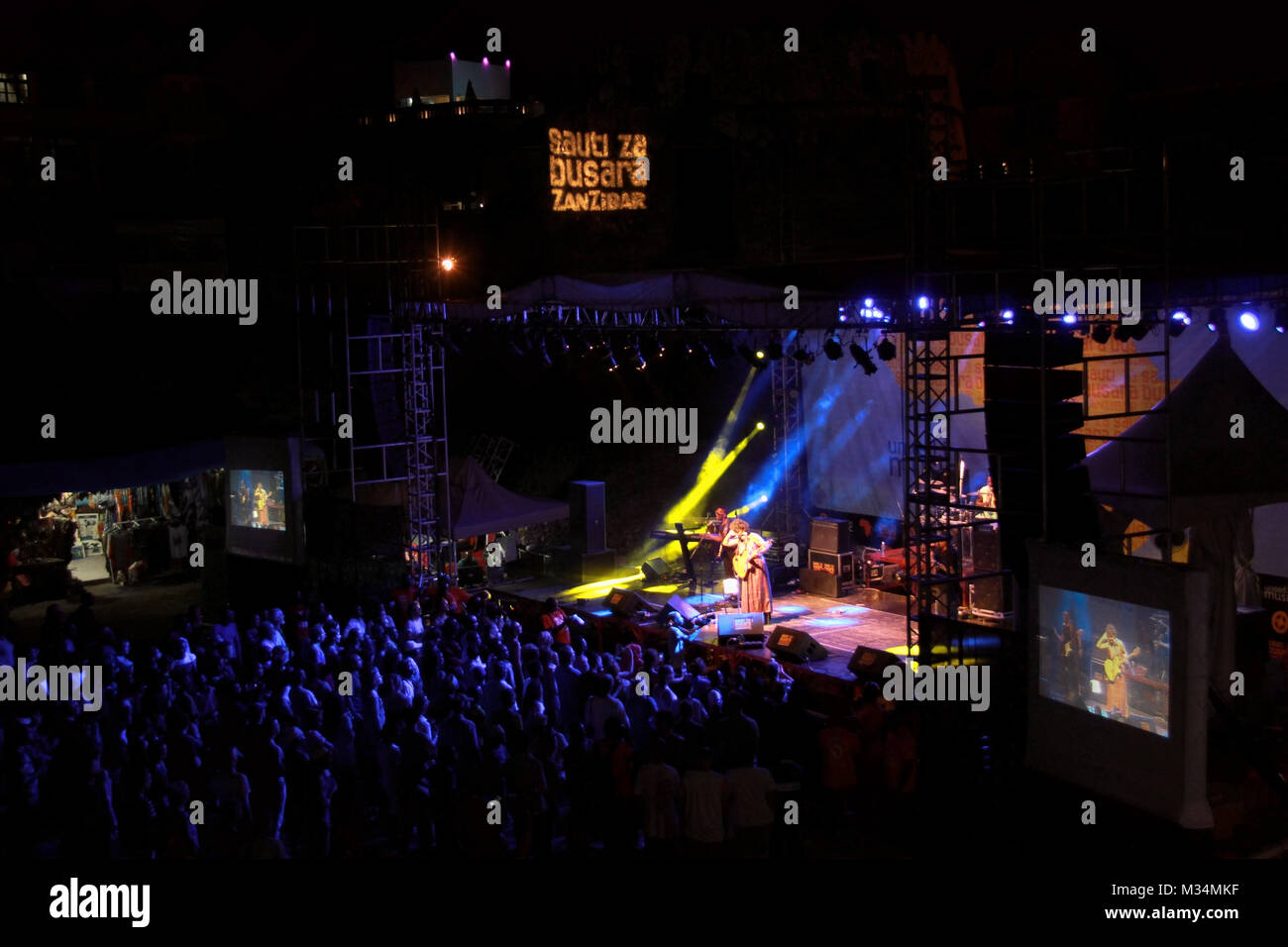 Zanzibar, Tanzanie. Feb 8, 2018. Artiste musical kényen Maia Von Lekow fonctionne à un concert au cours du 2018 Sauti za Busara music festival à Stone Town, Zanzibar, Tanzanie, le 8 février 2018. Crédit : Li Sibo/Xinhua/Alamy Live News Banque D'Images