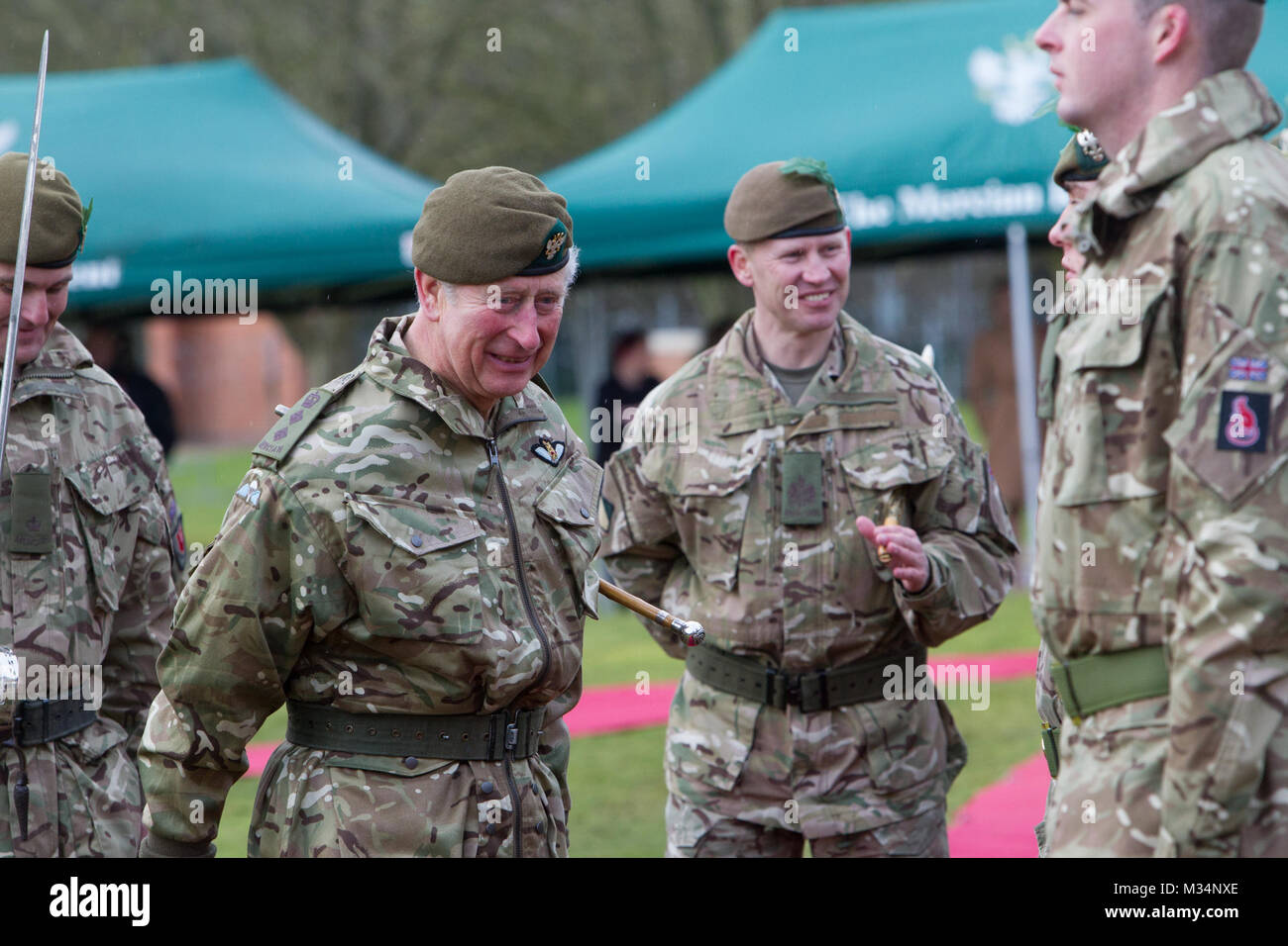 Le Prince Charles (Roi Charles III) visite Bulford Banque D'Images