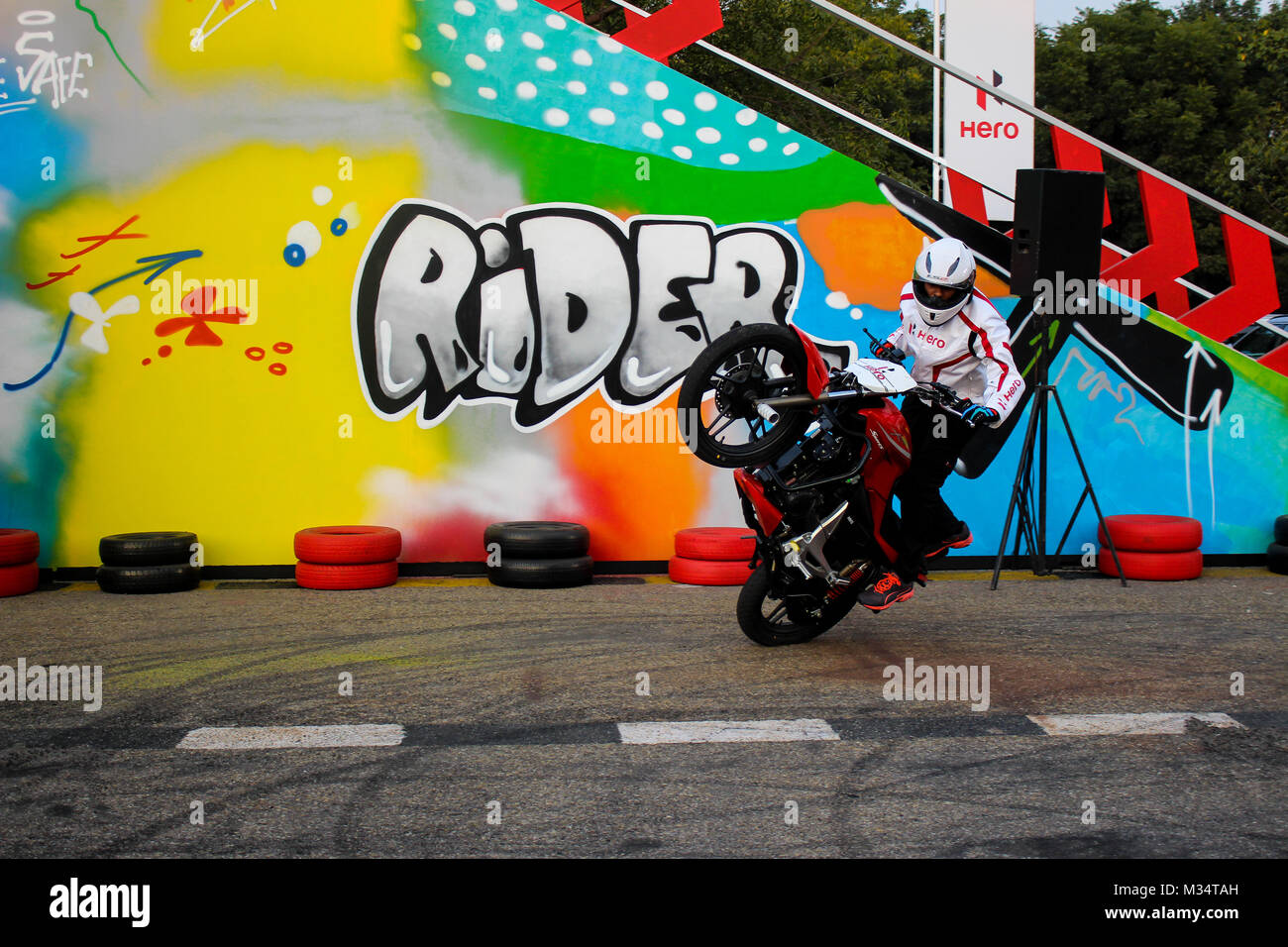 India Expo Mart, Noida, Utter Pradesh, Inde. Le 08 février, 2018. Cascadeur héros effectuant motor bike stunts dans le domaine d'activité par hero motor corp l'Inde à l'Indien 2018 Auto Expo salon de l'auto, le jeudi 8 février 2018, tenue le 9 février 2018 - 14 Feb 2018 in India Expo Mart, Greater Noida, Inde. Banque D'Images