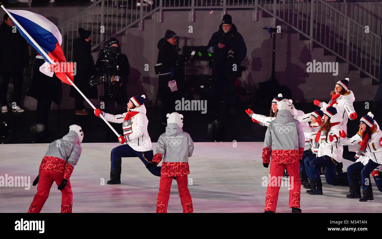 Pyeongchang, Corée du Sud. Feb 9, 2018. Le surfeur tchèque Eva Samkova porte le drapeau de la République tchèque lors de la cérémonie d'ouverture des Jeux Olympiques d'hiver de 2018 à Pyeongchang, Corée du Sud, le vendredi 9 février 2018. Samkova et d'autres montrent une technique de télémark en l'honneur de la skieuse tchèque Jiri Raska, médaillé d'or de la Tchécoslovaquie en 1968. Credit : Michal Kamaryt/CTK Photo/Alamy Live News Banque D'Images