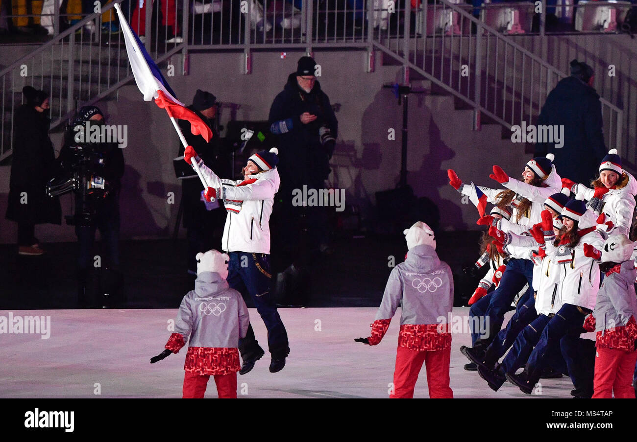 Pyeongchang, Corée du Sud. Feb 9, 2018. Le surfeur tchèque Eva Samkova porte le drapeau de la République tchèque lors de la cérémonie d'ouverture des Jeux Olympiques d'hiver de 2018 à Pyeongchang, Corée du Sud, le vendredi 9 février 2018. Samkova et d'autres montrent une technique de télémark en l'honneur de la skieuse tchèque Jiri Raska, médaillé d'or de la Tchécoslovaquie en 1968. Credit : Michal Kamaryt/CTK Photo/Alamy Live News Banque D'Images