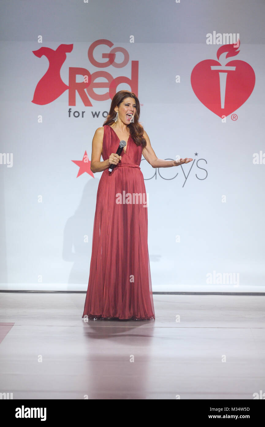 New York, USA. Feb 8, 2018. Marisa Tomei promenades la piste pendant l'American Heart Association's Go Red For Women Red Dress collection 2018 présenté par Macy's le 8 février 2018 à New York. Crédit : Erik Pendzich/Alamy Live News Banque D'Images