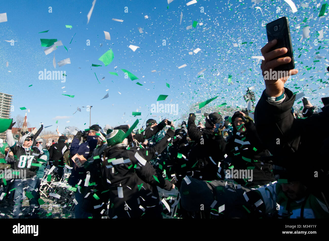 Philadelphie, USA. Feb 8, 2018. Des centaines de milliers remplir le Parkway à Philadelphie, PA, le 8 février 2018, pour célébrer le Philadelphia Eagles remportant le premier Super Bowl pour la ville. Banque D'Images