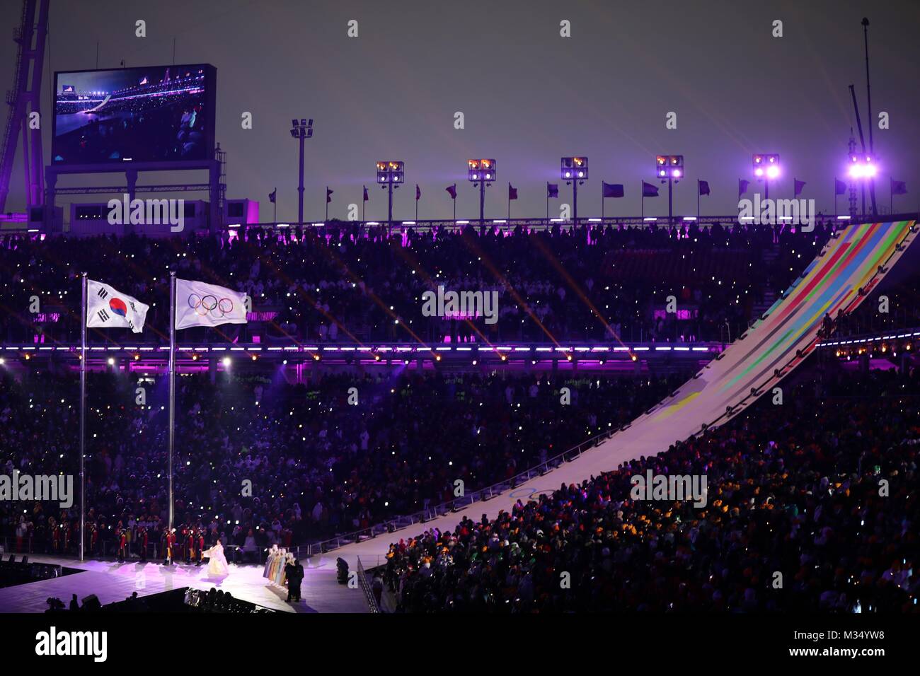 9 Fevrier 2018 Pyeongchang Coree Du Sud La Chanteuse D Opera Coreen Su Mi Hwang Chante L Hymne Olympique Lors De La Ceremonie D Ouverture Pour Le Jeux Olympiques D Hiver De Pyeongchang 2018 Tenue