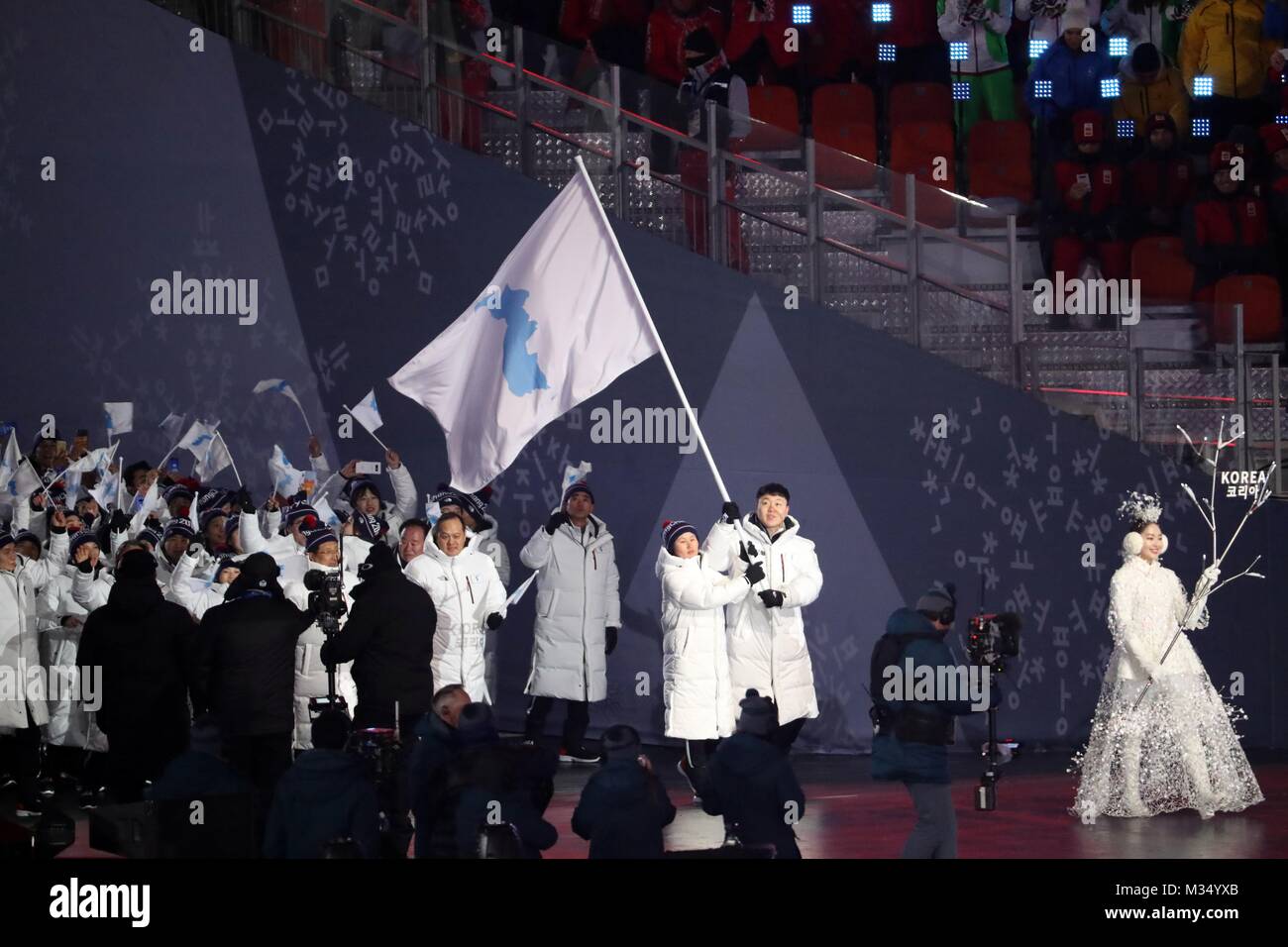 9 février 2018 - PyeongChang, Corée du Sud , - les athlètes de la Corée du Nord et du Sud en mars sous la bannière d'une Corée réunifiée lors de la cérémonie d'ouverture pour le Jeux Olympiques d'hiver de Pyeongchang 2018, tenue au Stade olympique de PyeongChang. (Crédit Image : © Scott Mc Kiernan via Zuma sur le fil) Banque D'Images