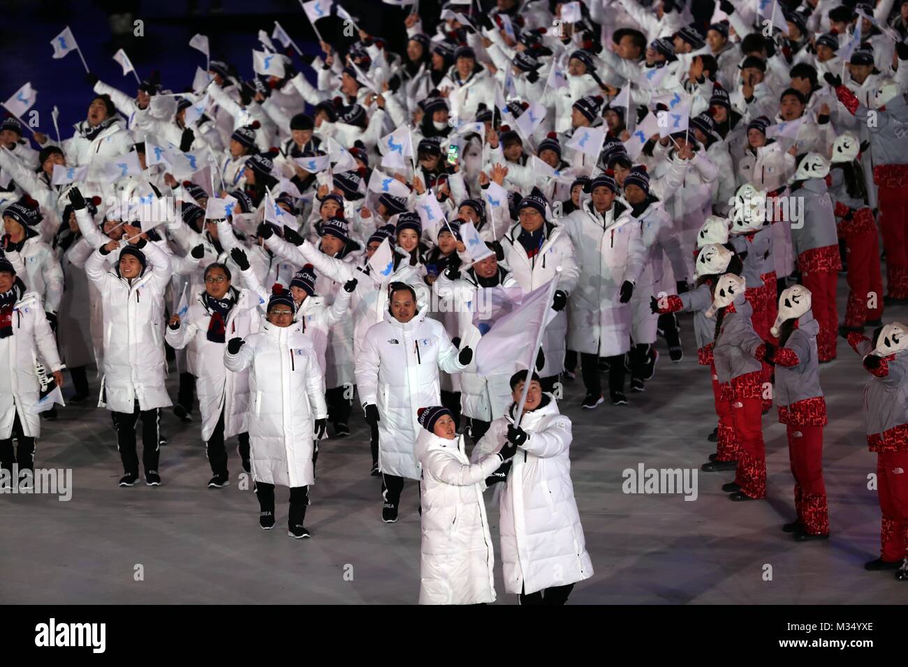 9 février 2018 - PyeongChang, Corée du Sud , - les athlètes de la Corée du Nord et du Sud en mars sous la bannière d'une Corée réunifiée lors de la cérémonie d'ouverture pour le Jeux Olympiques d'hiver de Pyeongchang 2018, tenue au Stade olympique de PyeongChang. (Crédit Image : © Scott Mc Kiernan via Zuma sur le fil) Banque D'Images