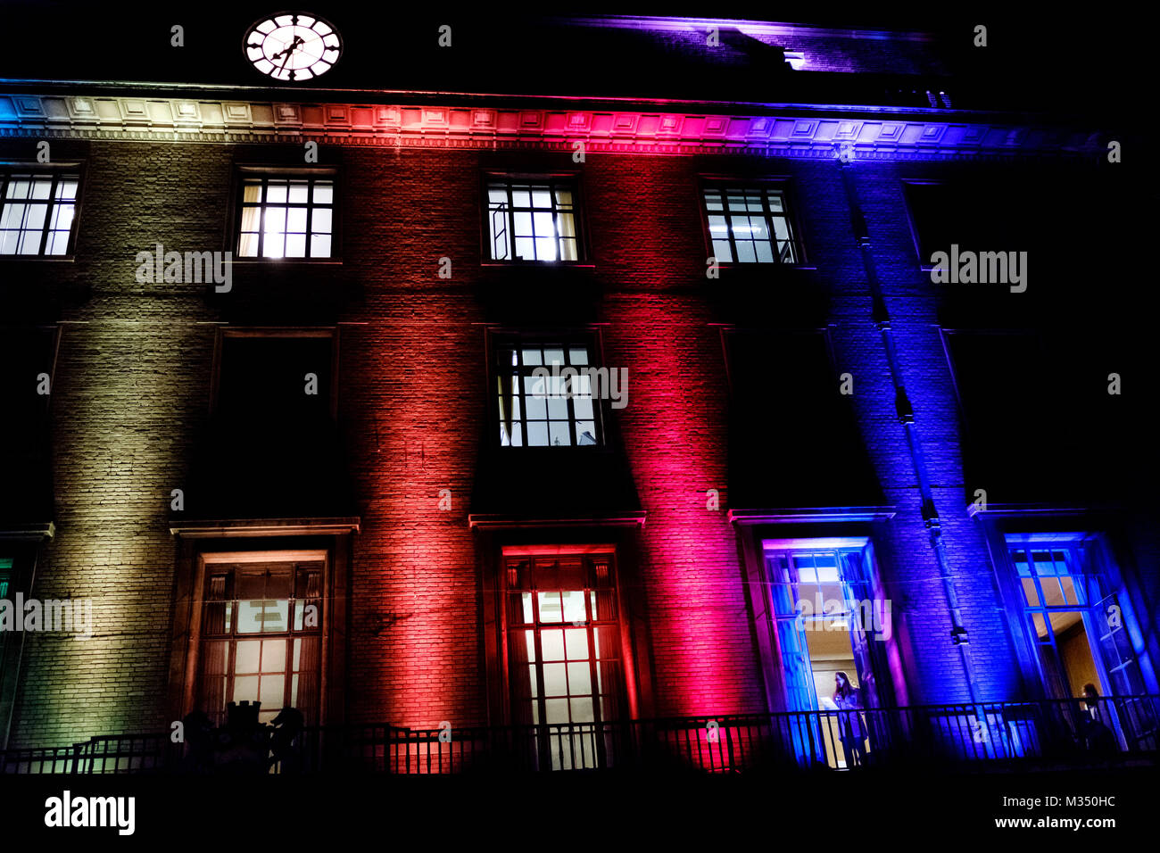 Cambridge, Royaume-Uni. 9 Février, 2018. Une conception légère pour la Guildhall commisioned pour le mois de l'histoire LGBT montrant une série de chorégraphies des danses 'lumière robotisée". Richard Etteridge / Alamy Live News Banque D'Images