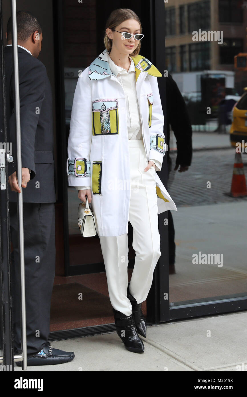 New York, USA. Le 9 février 2018. Gigi Hadid vu dans les rues de Manhattan le 9 février 2018 à New York. (PHOTO : WILLIAM VOLCOV/BRÉSIL PHOTO PRESSE) Credit : Brésil Photo Presse/Alamy Live News Banque D'Images