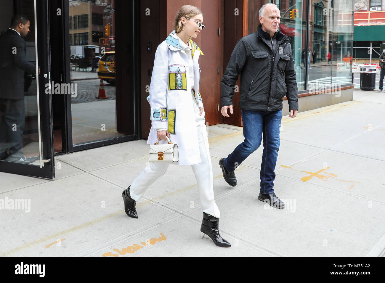 New York, USA. Le 9 février 2018. Gigi Hadid vu dans les rues de Manhattan le 9 février 2018 à New York. (PHOTO : WILLIAM VOLCOV/BRÉSIL PHOTO PRESSE) Credit : Brésil Photo Presse/Alamy Live News Banque D'Images