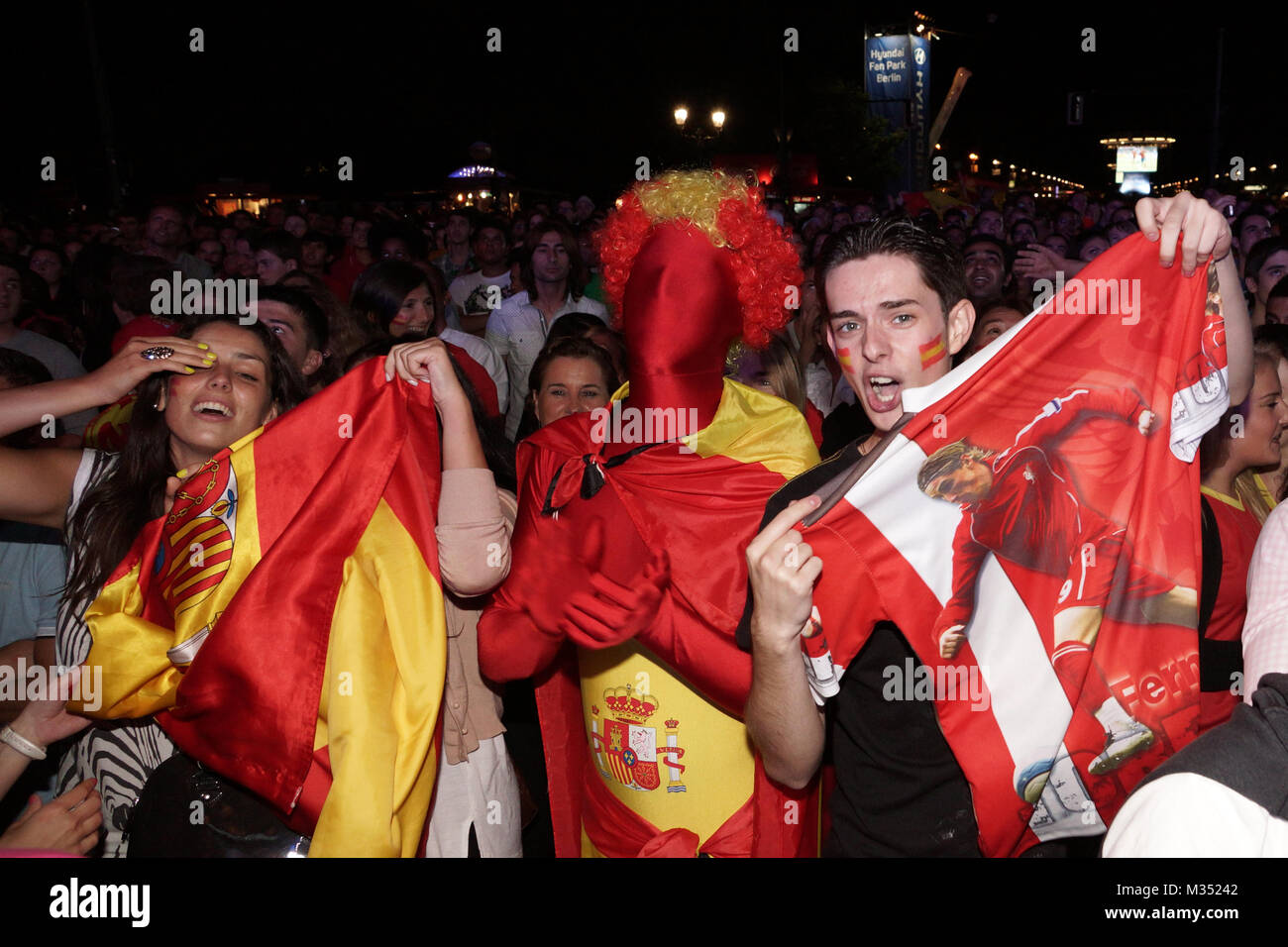 Laut jubelnde Fußballfans beim Sieg von Spanien gegen Italien an der Fanmeile zur Europameisterschaft 2012 am Brandenburger Tor à Berlin. Banque D'Images