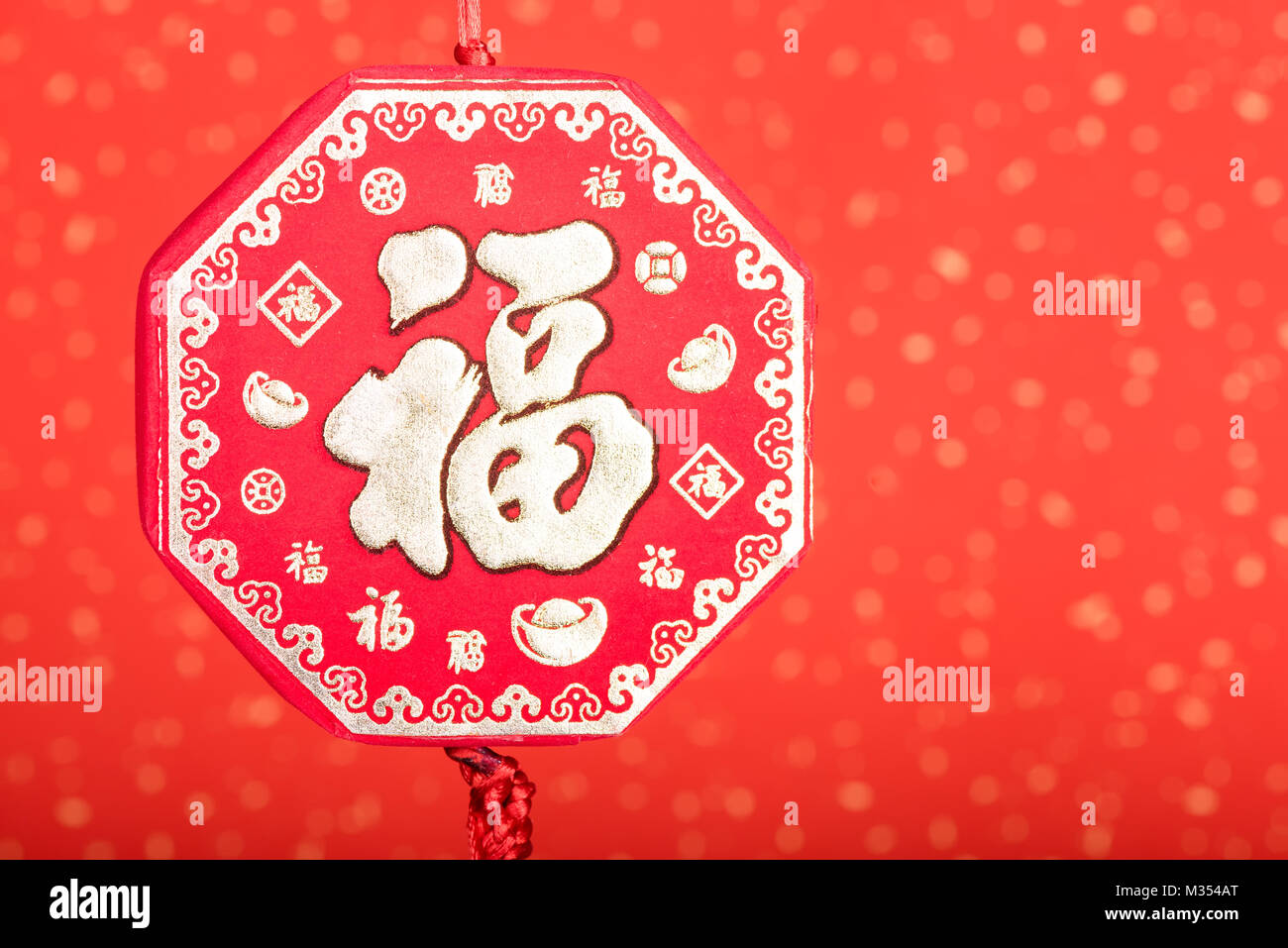 Rouge de Chine Faux pétards,mots meilleurs vœux et bonne chance pour la nouvelle année Banque D'Images