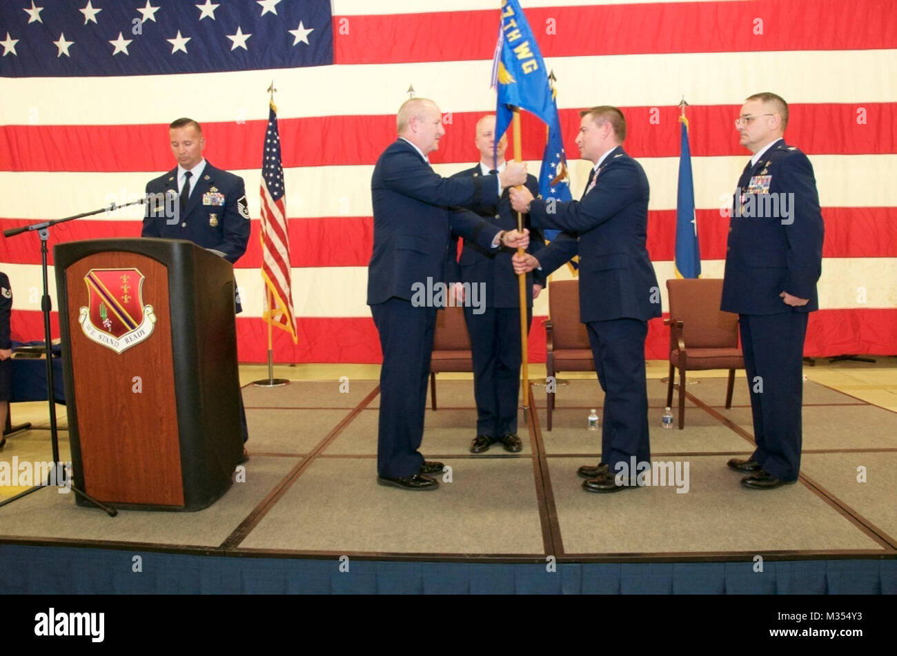 Le général de brigade John Slocum, 127e Escadre Commandant de la base de la Garde nationale aérienne, passe le 127e Groupe de soutien de mission guidon au colonel Shawn Holtz pendant un changement de commandement cérémonie le 3 février 2018, à Selfridge Air National Guard Base, au Michigan. Le colonel Shawn Holtz a pris le commandement de la 127e de MSG Le Colonel Daniel Whipple (U.S. Air National Guard Banque D'Images