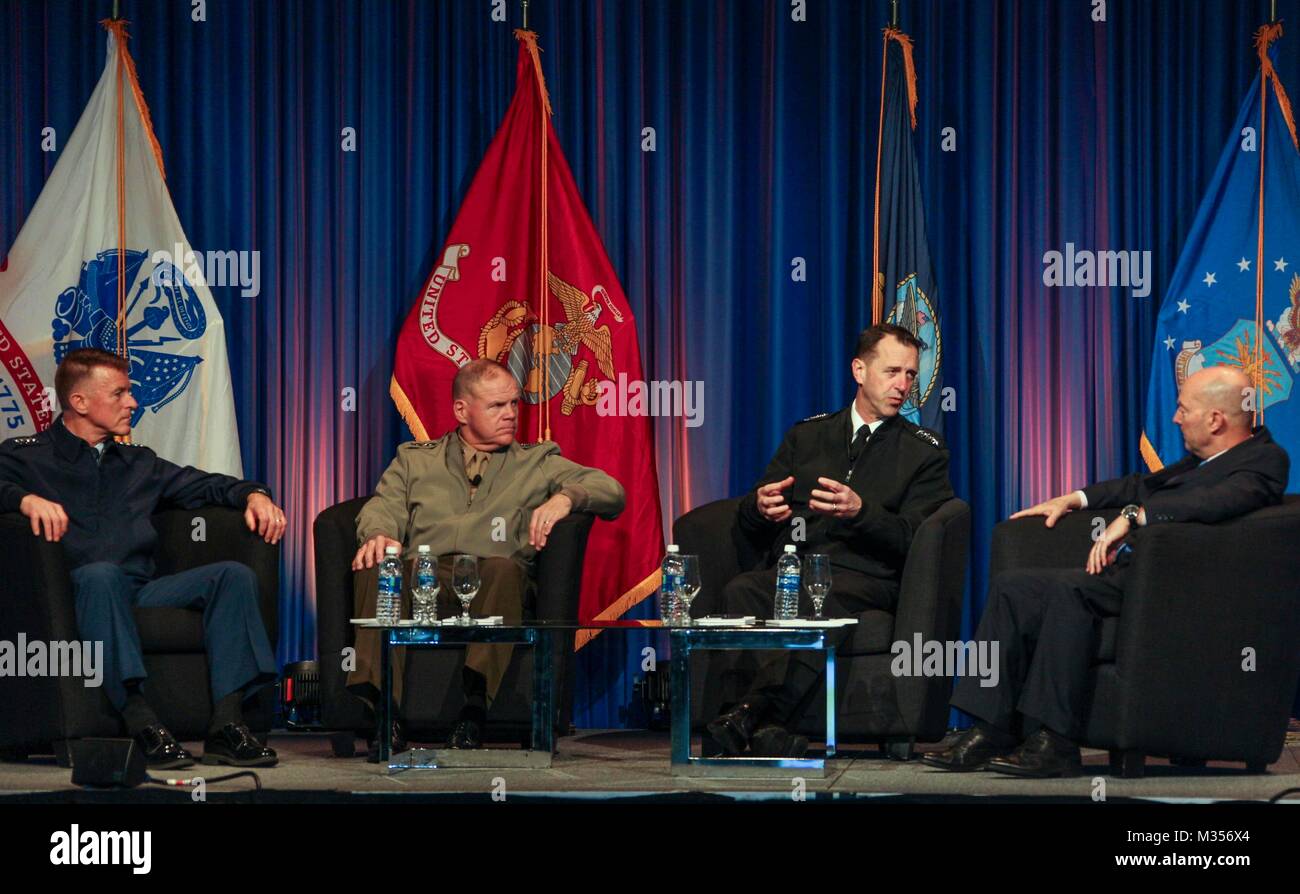 De gauche, Commandant de la Garde côtière Adm. Paul F. Zukunft, Commandant de la Marine Corps le général Robert B. Neller, chef des opérations navales Adm. M. John Richardson, a pris sa retraite et le SMA de la Marine. James Stavridis parler pour servir ses membres et participants à la mer les chefs de service de ville Dîner au Centre de Congrès de San Diego, San Diego, Californie, le 8 février 2018. Ils ont parlé de leurs services respectifs et répondu aux questions du public. (U.S. Marine Corps photo par le Sgt. Olivia G. Ortiz) Banque D'Images