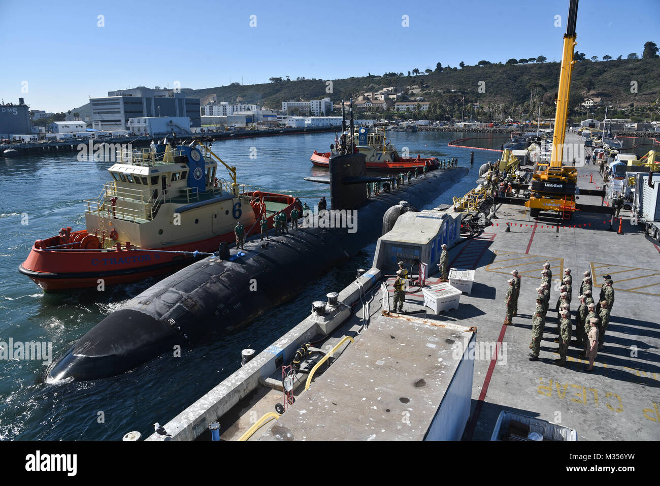 180207-N-TW634-030 SAN DIEGO (fév. 7, 2018) Le sous-marin de la classe Los Angeles USS attaque Key West (SSN 722) arrive à la base navale de Point Loma pour une maintenance prévue de la disponibilité. Elle est le troisième bateau de la Marine américaine à être nommée pour Key West, en Floride et est membre de l'Escadron 15 sous-marin (CSS-15) dans la région de Apra Harbour, Guam. (U.S. Photo par marine Spécialiste de la communication de masse 2e classe Derek Harkins/libérés) Banque D'Images