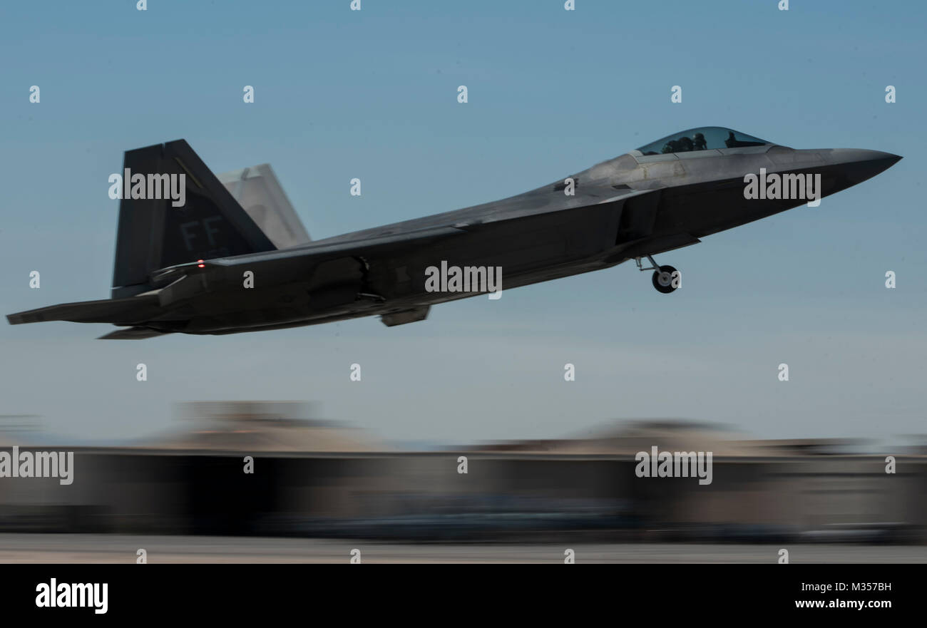 Un F-22 Raptor avion de chasse affecté à la 1ère Escadre de chasse à Joint Base Langley-Eustis, Virginie, prend son envol au cours de l'exercice Red Flag 18-1 à Nellis Air Force Base, Nevada, le 5 février 2018. Drapeau rouge 18-1 donne aux militaires l'occasion de découvrir des scénarios de combat réaliste dans un milieu de formation. (U.S. Photo de l'Armée de l'air par la Haute Airman Kevin Tanenbaum) Banque D'Images
