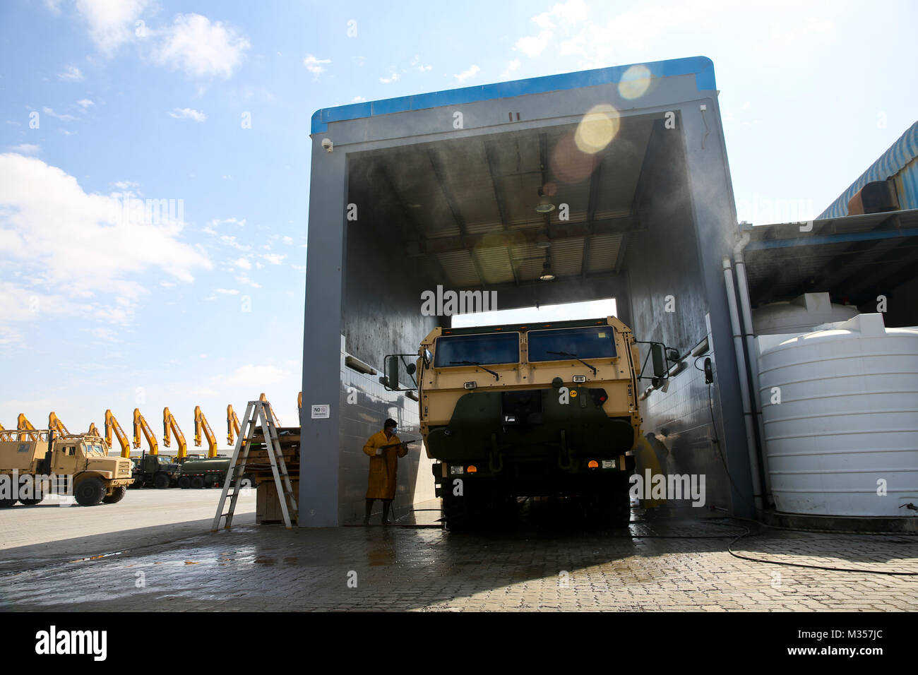 PORT DE JEBEL ALI, Emirats Arabes Unis (janvier 1985). 30, 2018) les entrepreneurs Emirati laver les véhicules militaires américains avant le chargement de l'équipement et le pignon sur l'USNS Seay (T-AKR 302) pendant l'exercice Furie indigènes 18. L'exercice est conçu pour former des groupe Force-Native air-sol marin Fury Marines et marins de la Marine américaine dans les opérations de la force de prépositionnement maritime et vise à augmenter les niveaux de compétence, d'élargir la coopération, améliorer les capacités maritimes, et à promouvoir la stabilité régionale à long terme et l'interopérabilité entre les Émirats arabes unis et les États-Unis (É.-U. Marine Corps photo de S Banque D'Images