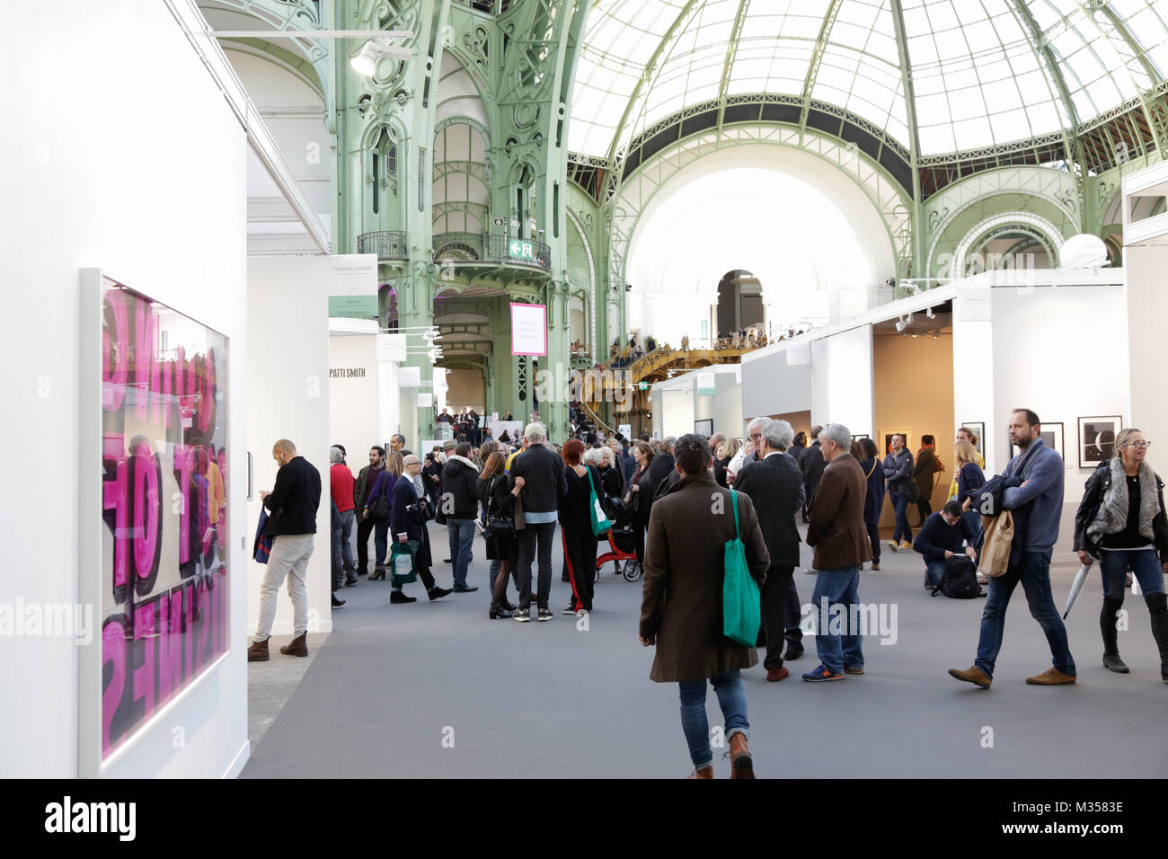 PARIS - Novembre 10 : Les personnes et les visiteurs au cours de la photo de Paris Art Fair au Grand Palais le 10 novembre 2017 à Paris, France. Banque D'Images