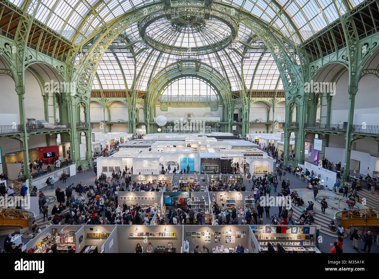 PARIS - le 10 novembre : Paris Photo Art fair high angle view avec des personnes au Grand Palais le 10 novembre 2017 à Paris, France. Banque D'Images