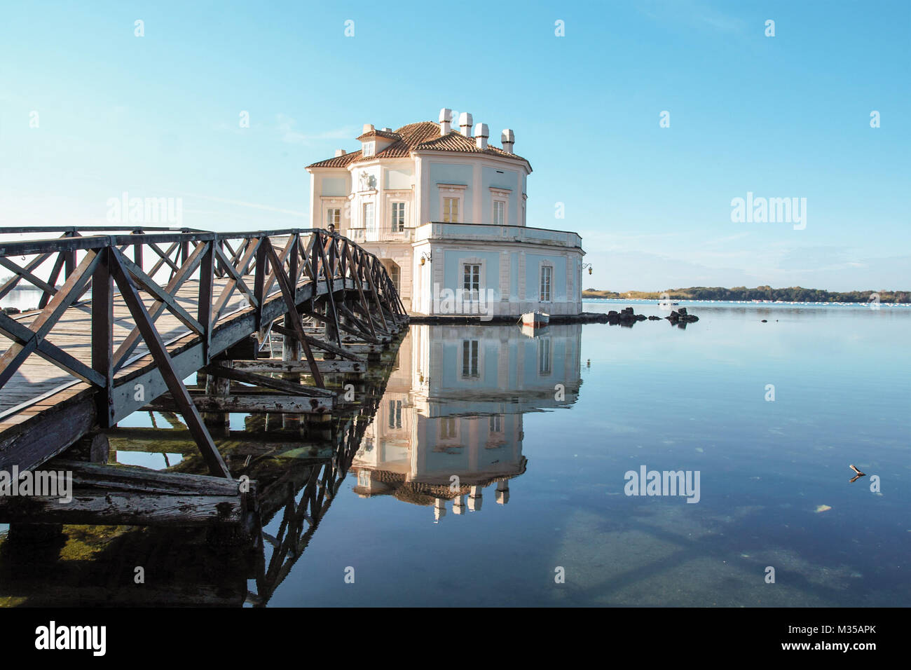 L'élégant Casina Vanvitelliana sur le lac de Fusaro, Pozzuoli, Naples, Italie Banque D'Images