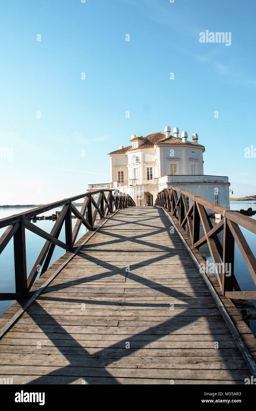 L'élégant Casina Vanvitelliana sur le lac de Fusaro, Pozzuoli, Naples, Italie Banque D'Images