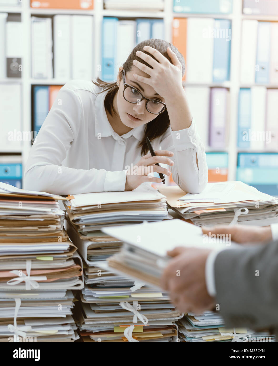 Epuise Jeune Secretaire Deborde De Travail Son Patron Amene Plus De Paperasserie A Son Photo Stock Alamy