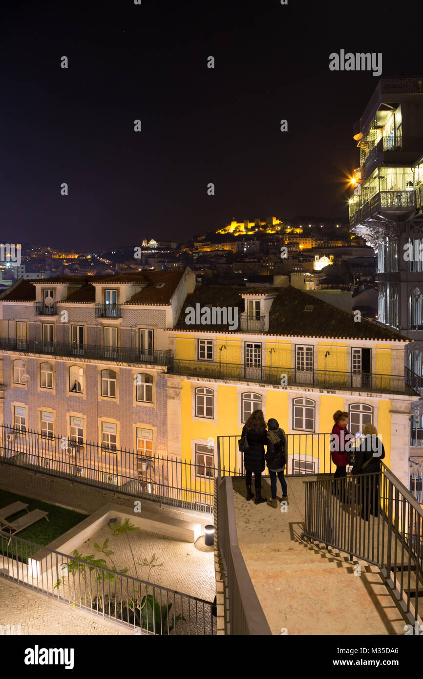 Lisbonne, Portugal - 7 décembre 2017 - Cityscape de Chiado hill et ascenseur de Santa Justa, construit par Raoul Mesnard en 1902 pour relier Baixa et Chiado Banque D'Images