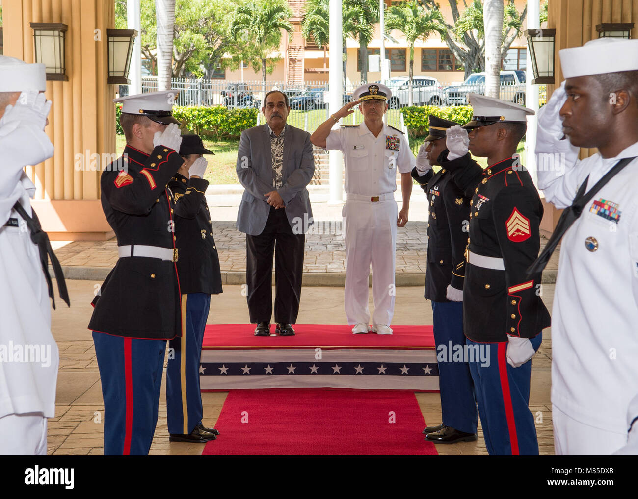 151006-N-DX698-020 H.M. CAMP SMITH, New York (oct. 6, 2015) Président des États fédérés de Micronésie, Son Excellence Peter Christian et commandant du Commandement du Pacifique des États-Unis (PACOM), le SMA. Harry Harris, Jr. rend hommage rendu au cours d'une cérémonie d'accueil. Le président est la visite du siège pour une PACOM table ronde. (U.S. Photo par marine Spécialiste de la communication de masse 1re classe Jay M. Chu/libéré) Président des États fédérés de Micronésie Visites PACOM Siège par # PACOM Banque D'Images