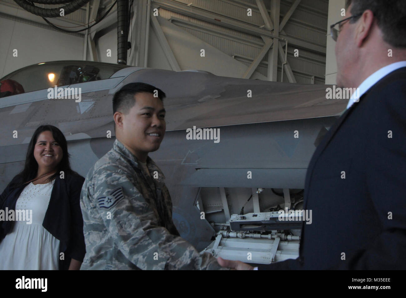 Le sergent-major de la Force aérienne. Anthony Sabog technicien d'un système de santé avec le 154e Groupe médical devient 'inventé' par le Secrétaire à la défense, Ash Carter pendant un appel de troupes at Joint Base Harbor-Hickam Pearl, le 6 novembre, 2015. Au cours de l'appel de service adressée Carter et répondu aux questions des membres allant de la mer de Chine du Sud Les tensions à des budgets et des priorités opérationnelles. (U.S. Photo de la Garde nationale aérienne/Senior Airman Orlando Corpuz) 151106-Z-PW099-019 par Virginia Air National Guard Banque D'Images