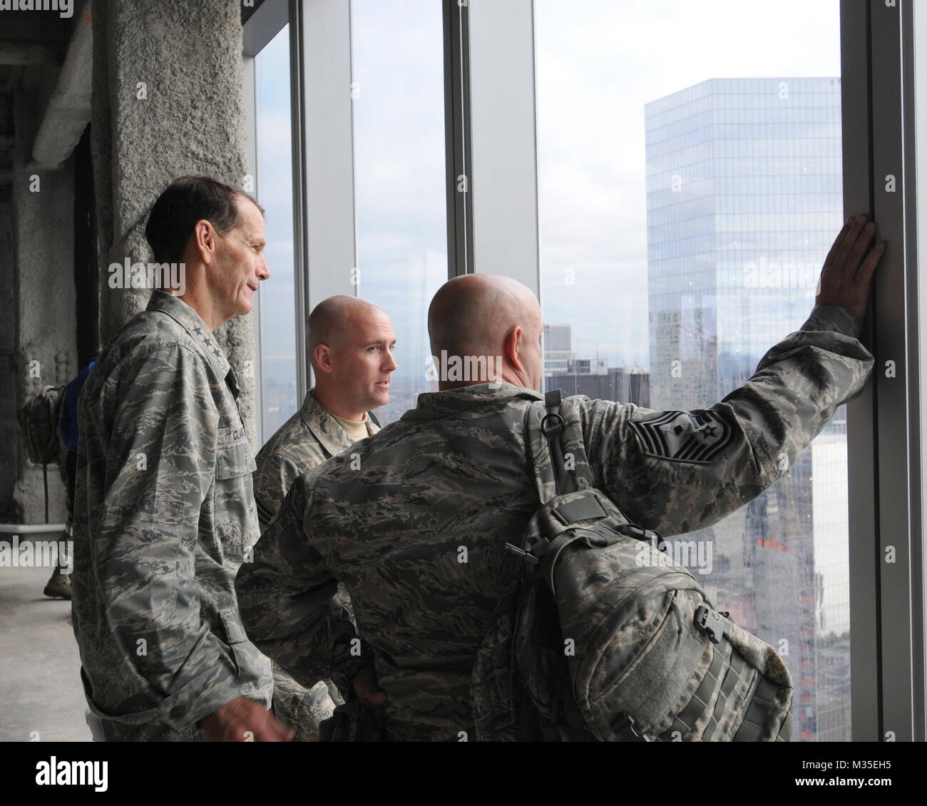 Ceaf et le Lieutenant Général Stanley E. Clarke, III, directeur de l'Air National Guard, visiter Ground Zero, New York, NY, 11 novembre 2015. (Air National Guard photo par le Sgt. David Eichaker/libérés) 151111-Z-LI010-505 Commande par chef de l'Air National Guard Banque D'Images