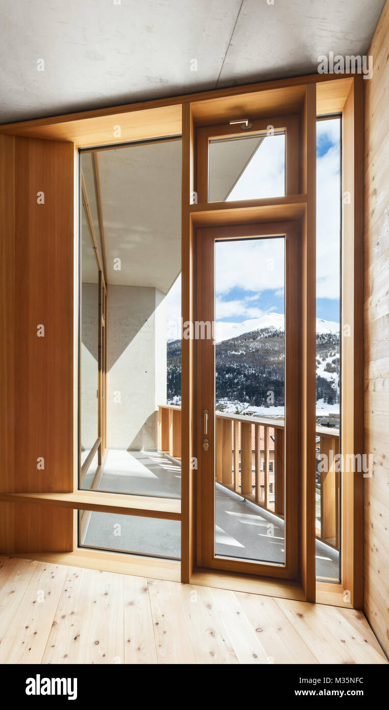 L'intérieur, maison moderne avec mur en bois, fenêtre Banque D'Images