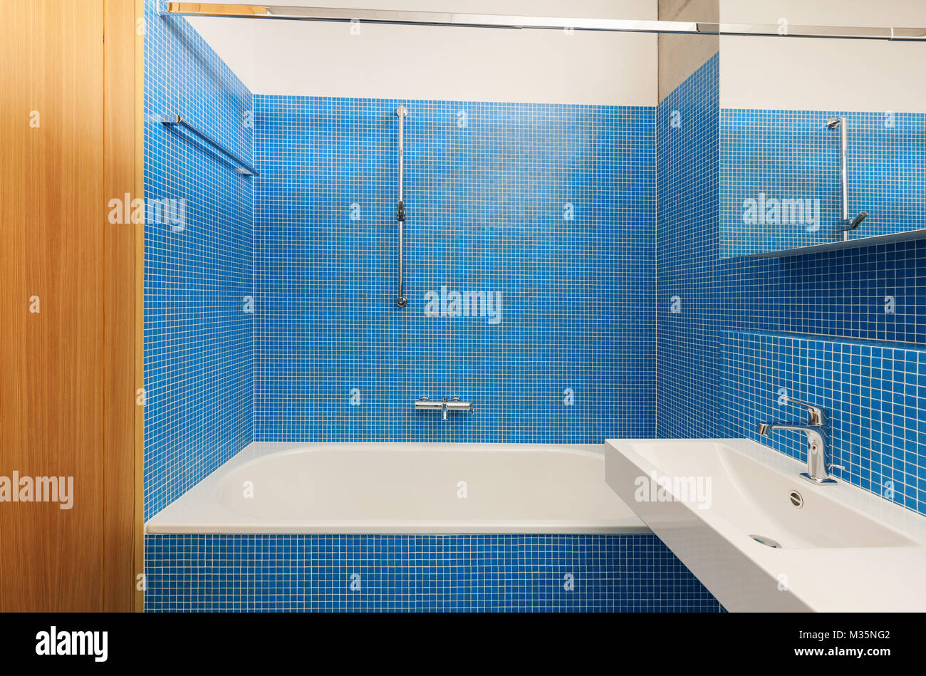 La conception moderne de l'architecture, de l'intérieur, salle de bains bleue Banque D'Images