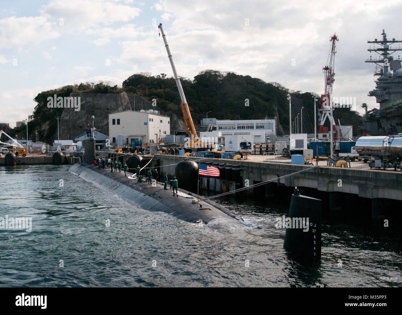 151222-N-ED185-141 Activités Parc de Yokosuka, Japon (déc. 22, 2015) La classe de Virginie sous-marin d'attaque rapide USS Texas (SSN 775) est mouillée à Yokosuka Activités de la flotte. Le Texas est à Yokosuka dans le cadre d'un service au port. (U.S. Photo par marine Spécialiste de la communication de masse 2e classe Brian G. Reynolds/relâché), USS Texas se rend au Japon au cours de Indo-Asia-Pacifique du déploiement par # PACOM Banque D'Images