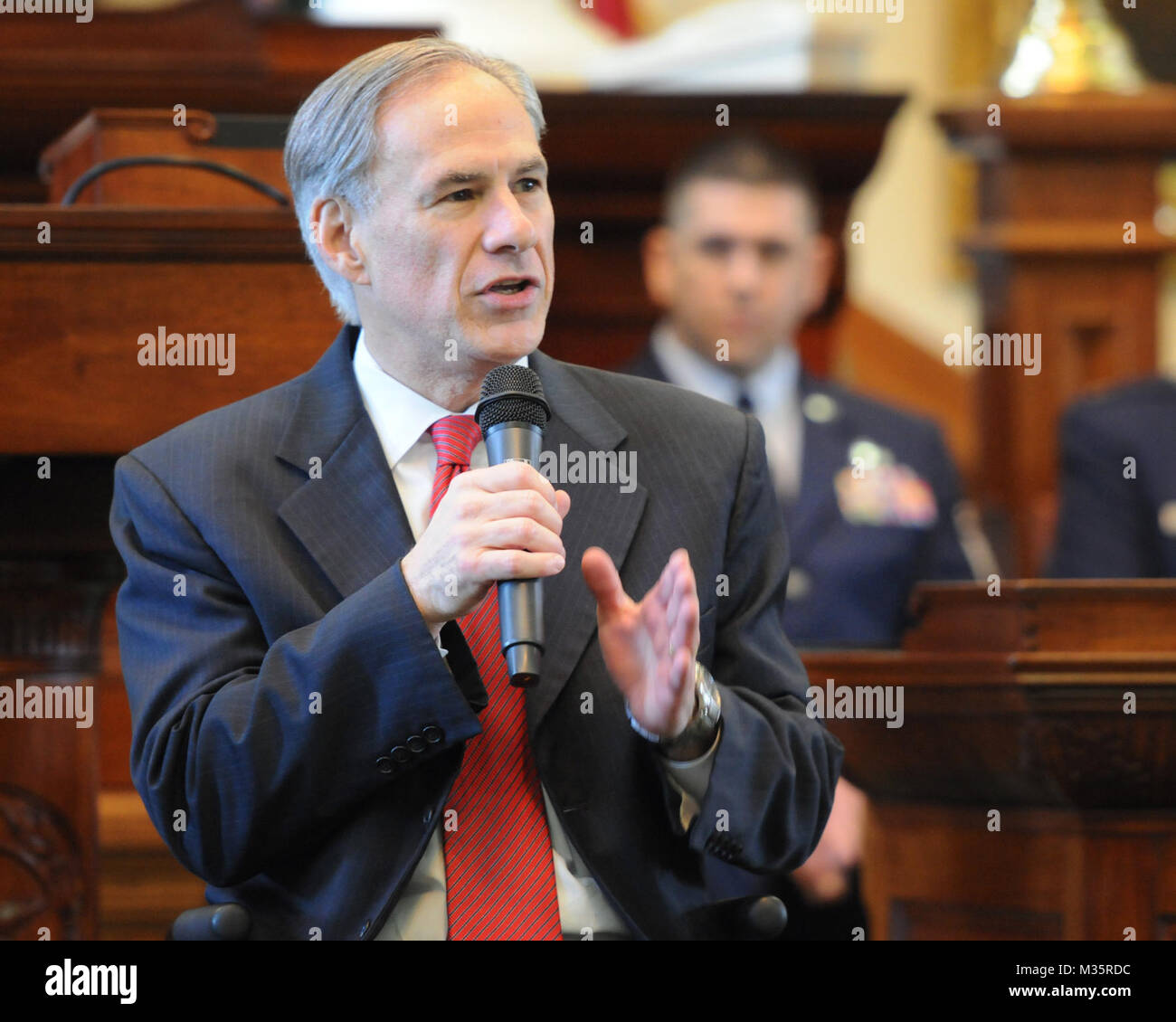 Cérémonie de promotion Air Force Brig. Gen. Dawn M. Ferrell, Texas' adjudant général adjoint pour l'air, à la Texas State Capitol, à Austin, Texas, le 15 janvier 2016. La cérémonie comprenait Texas Gov. Greg Abbott et de la Force aérienne, le général John F. Nichols, l'adjudant général du Texas. Abbott nommé Ferrell à être le sous-adjudant général, et elle est la première femme en général de la Garde nationale aérienne du Texas. (U.S. Photo de la Garde nationale aérienne par Slt Phil Fontaine) 160115-Z-DJ352-044 par Texas Département militaire Banque D'Images