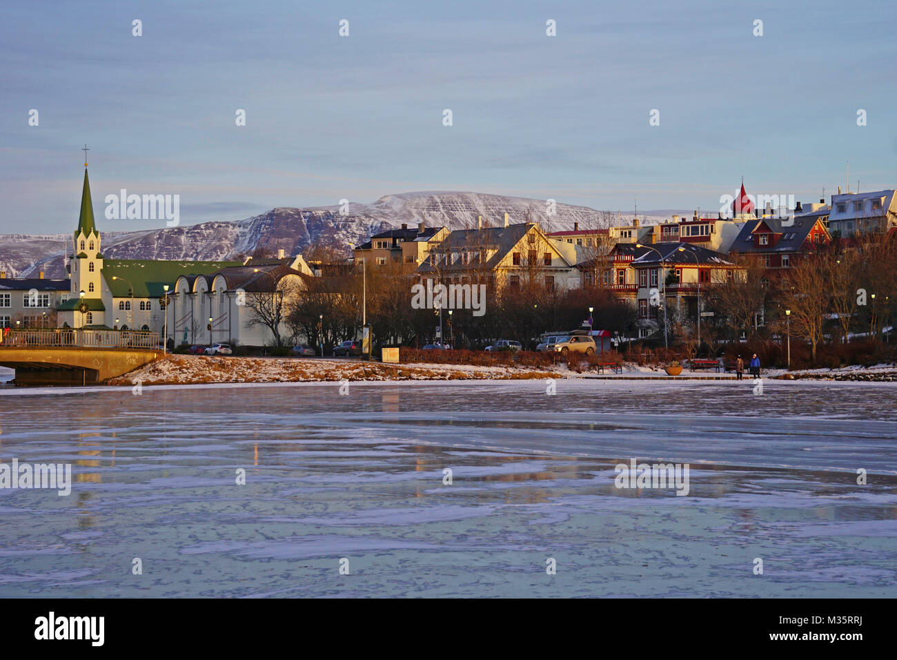 Le lac gelé TJornin à Reykjarvik, Islande tôt le matin en hiver. L'Islande. Banque D'Images Le lac gelé TJornin à Reykjarvik, Islande tôt le matin en hiver. L'Islande. Banque D'Images